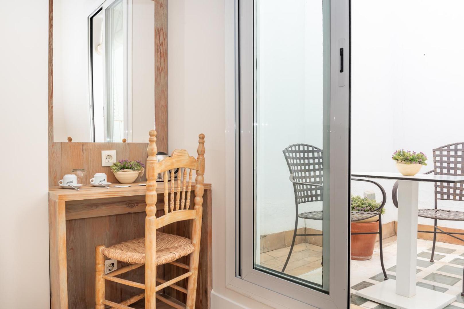 Double Room with Patio - Photo 4