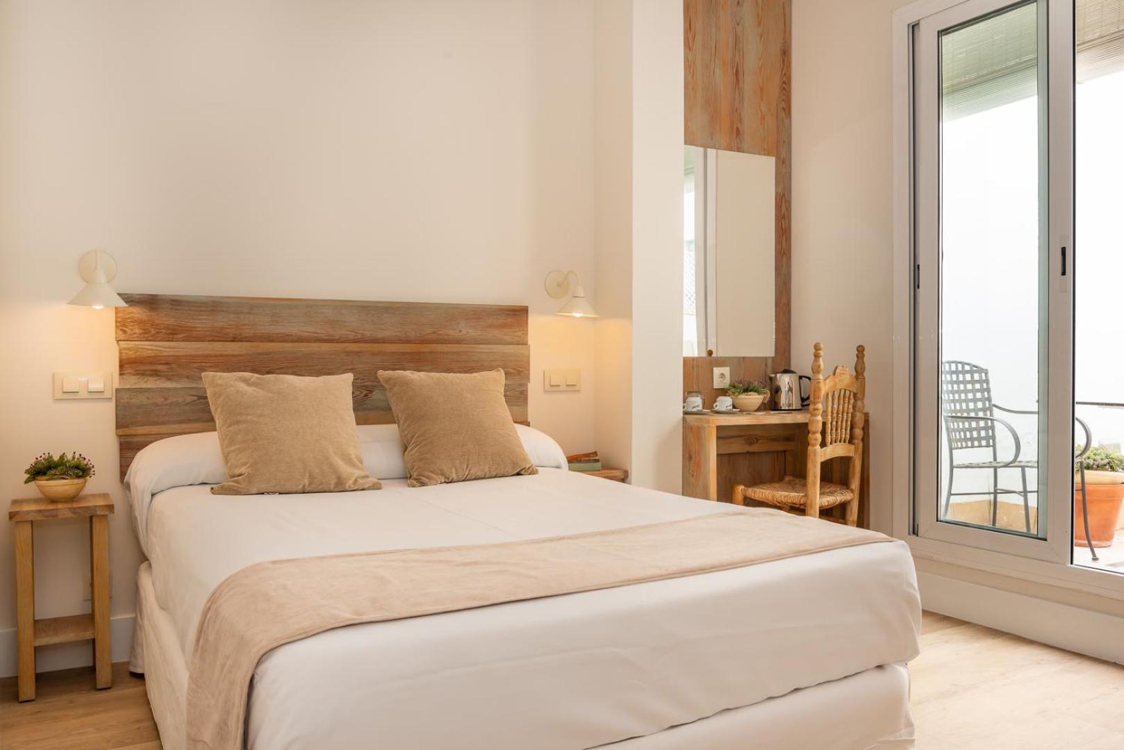 Double Room with Patio - Photo 5