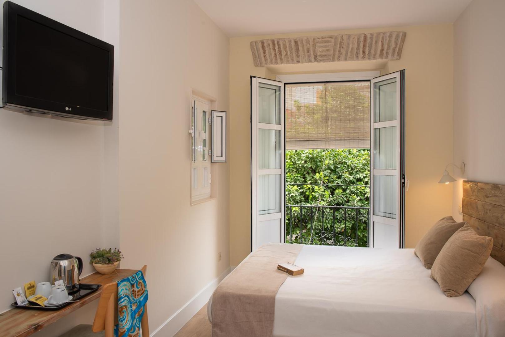 Superior Double Room with City View - Photo 4
