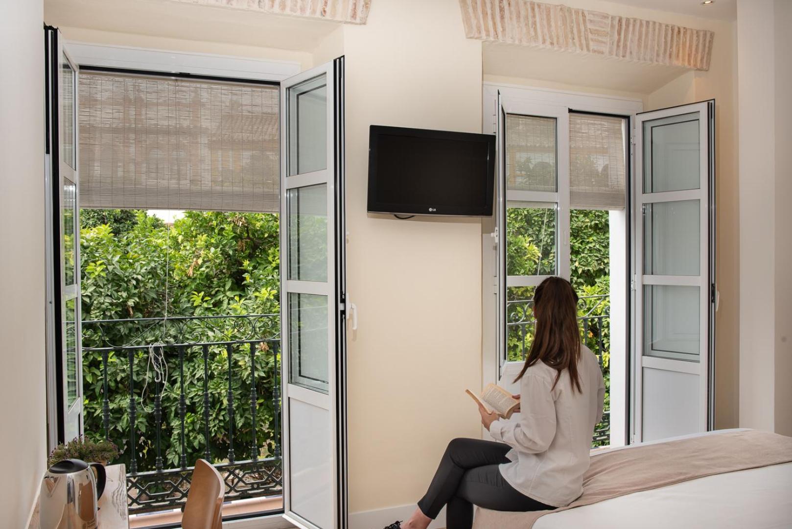 Superior Double Room with City View - Photo 6