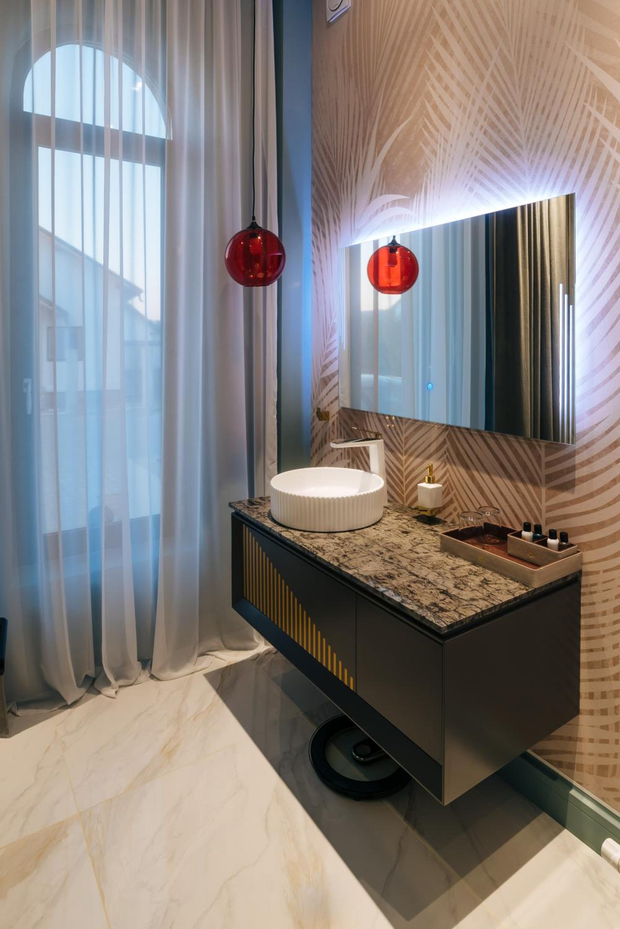 Deluxe Double Room - Photo 9