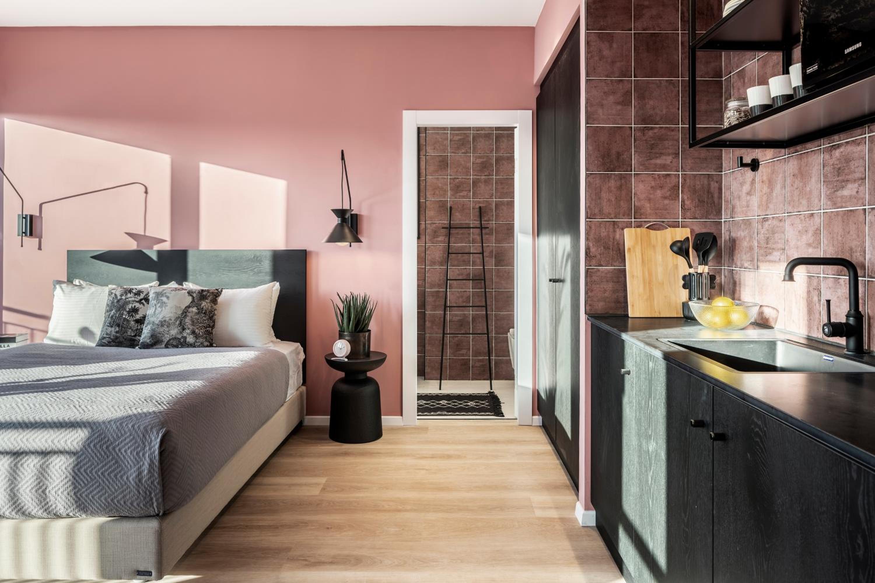 Studio Apartment with Balcony - Photo 8