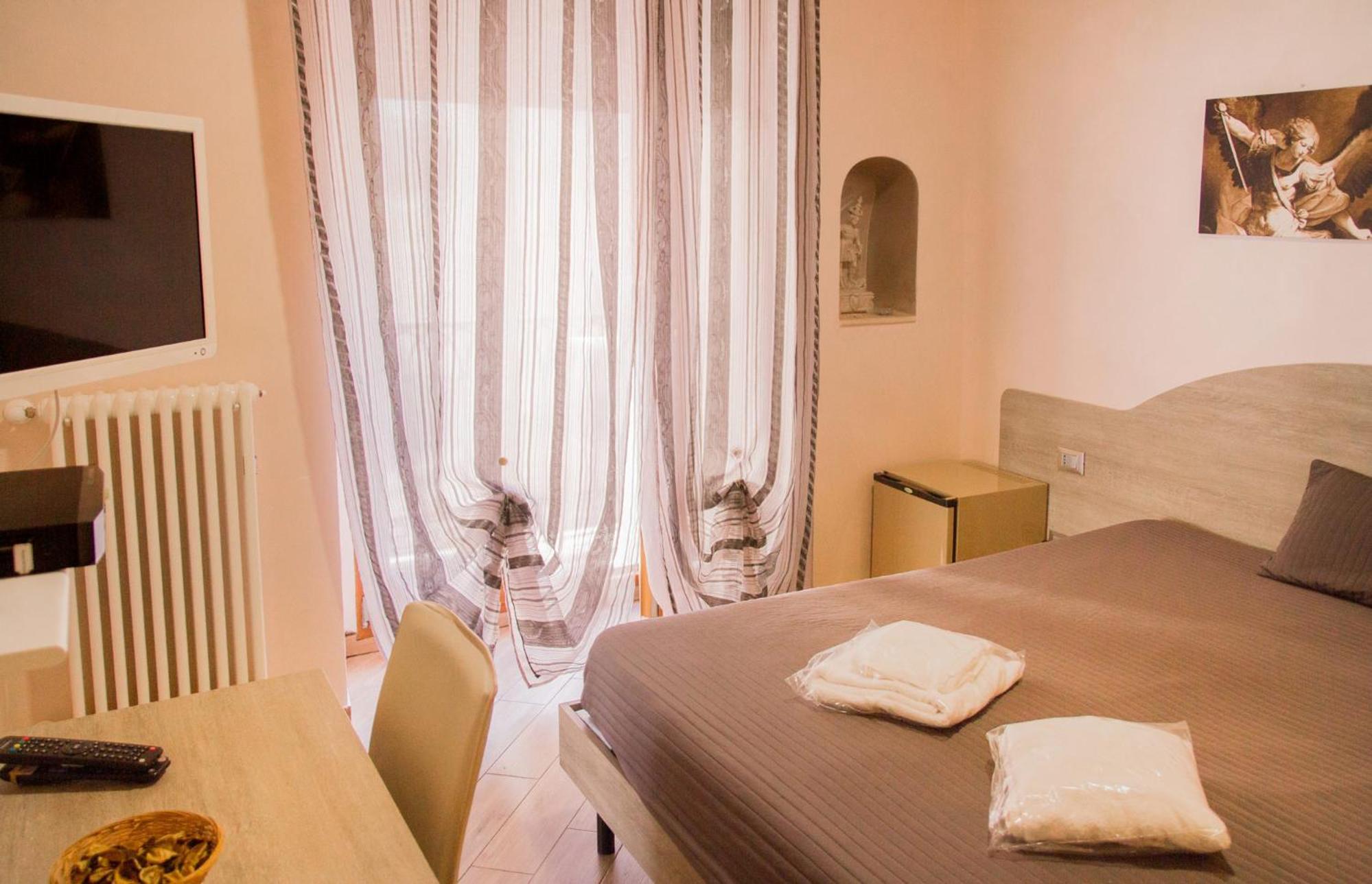 Twin Room with Private Bathroom - Photo 10