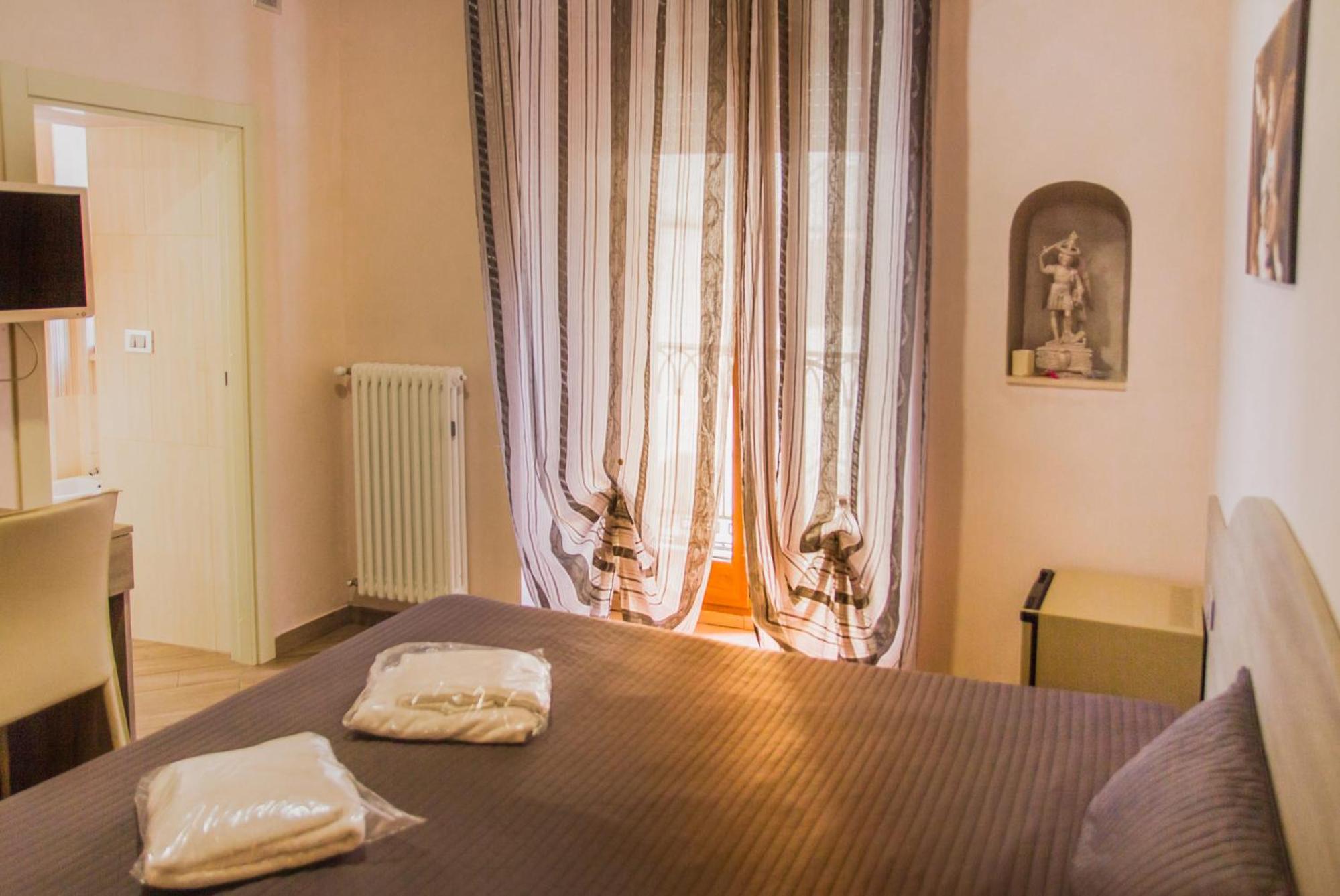 Twin Room with Private Bathroom - Photo 11