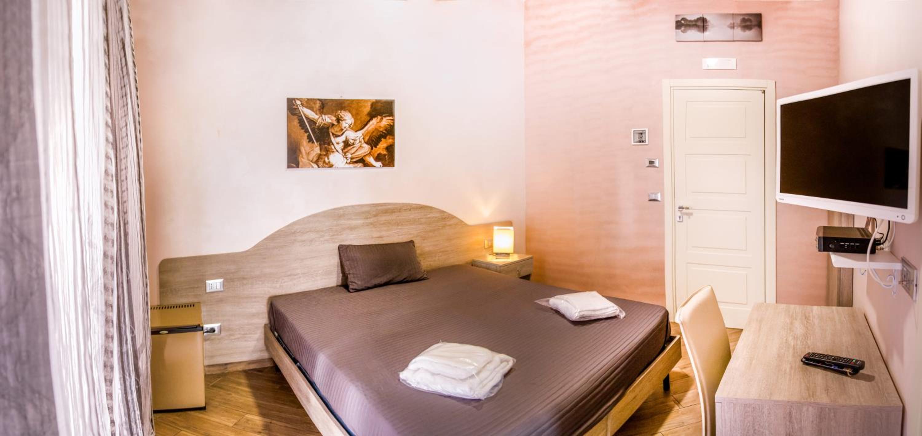 Twin Room with Private Bathroom - Photo 15