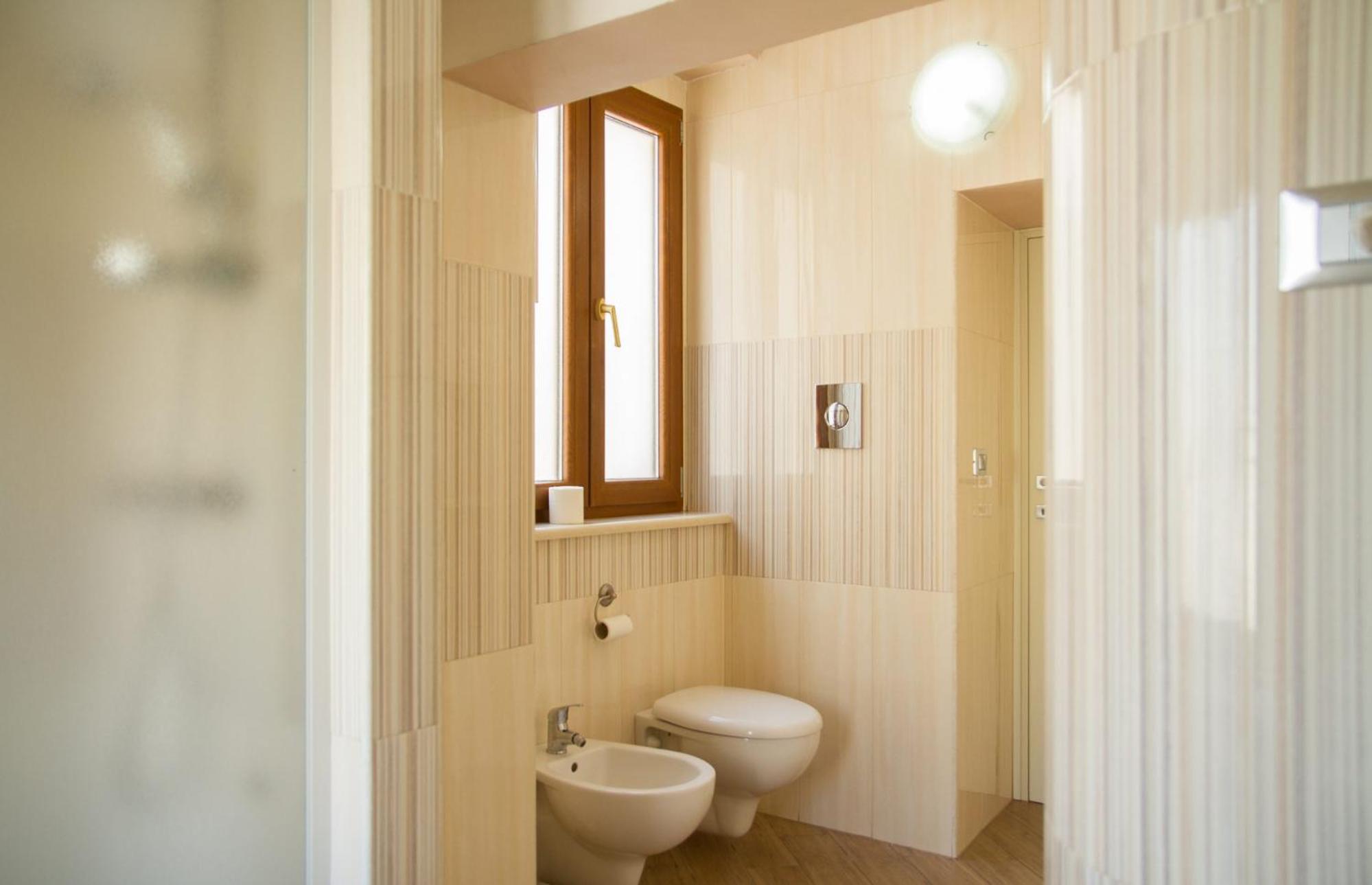 Twin Room with Private Bathroom - Photo 3