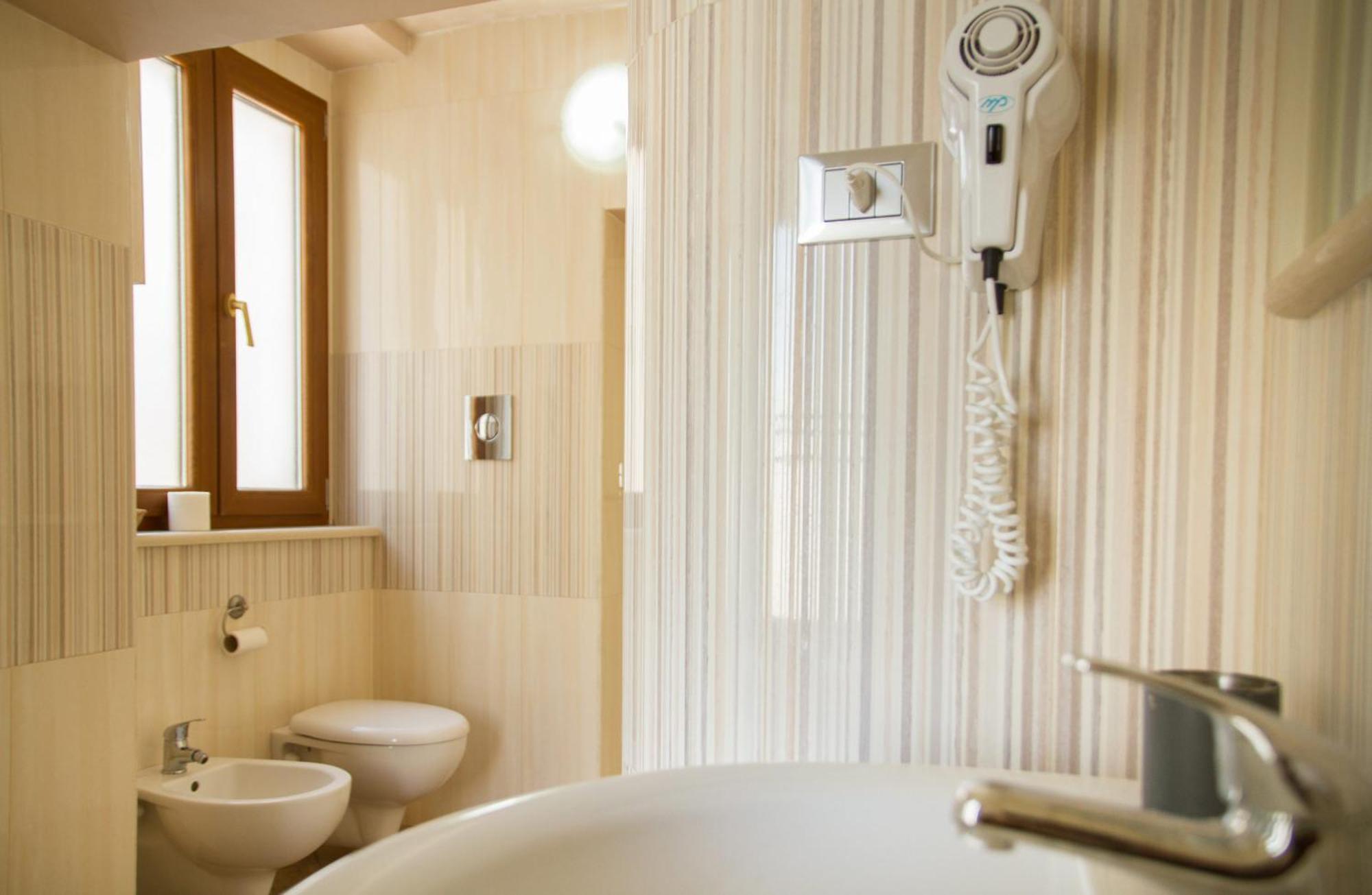 Twin Room with Private Bathroom - Photo 13
