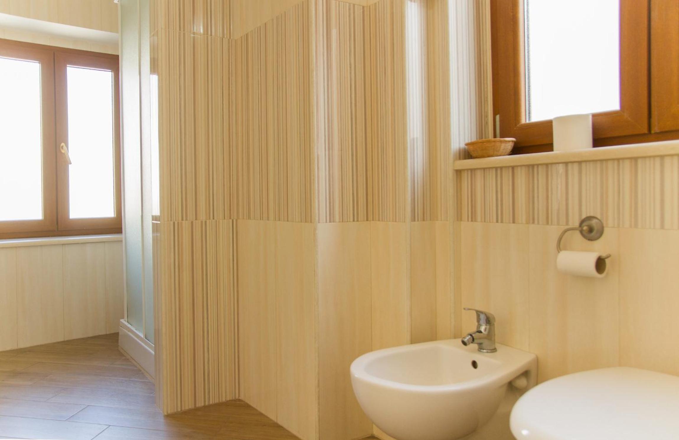 Twin Room with Private Bathroom - Photo 4