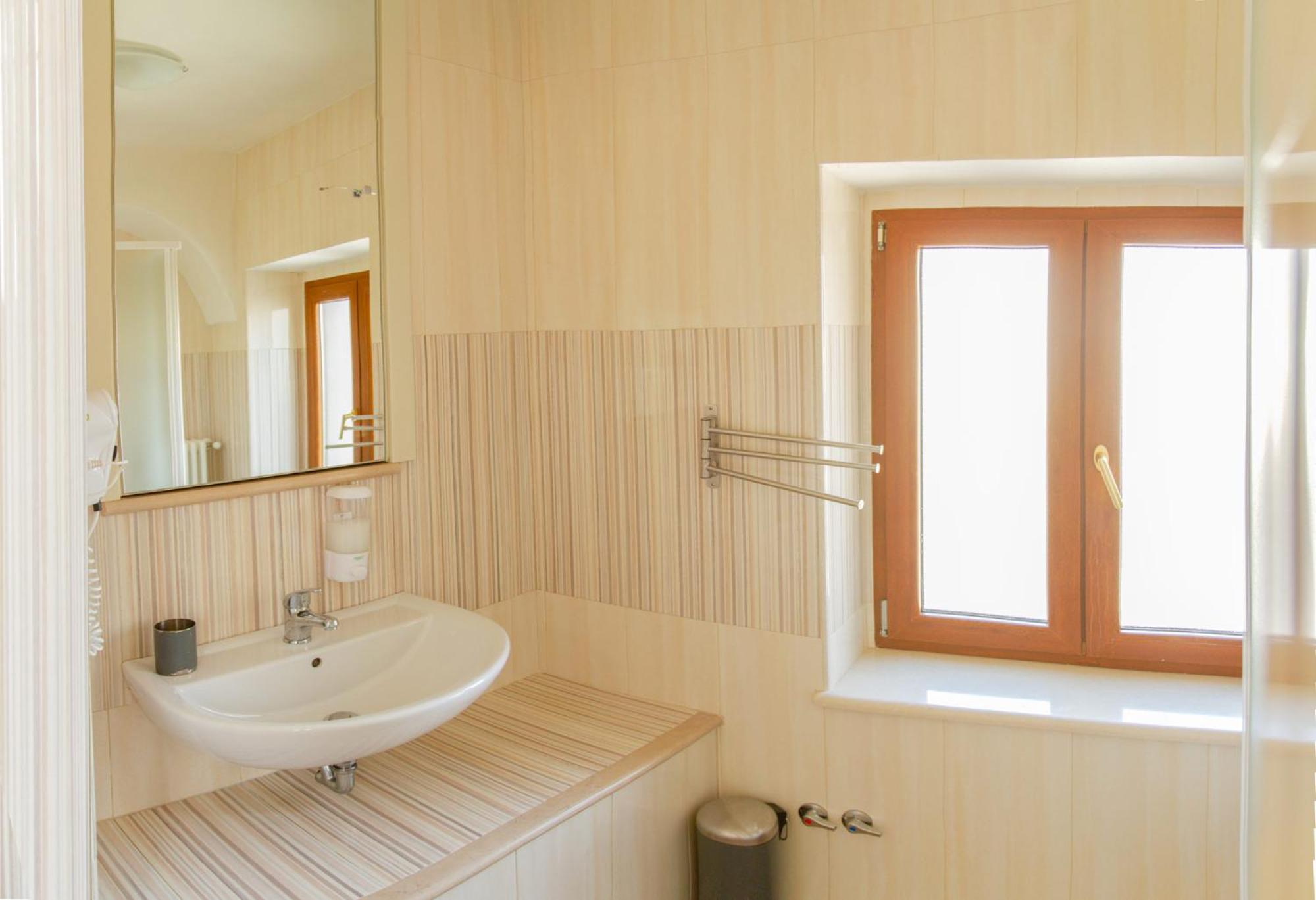 Twin Room with Private Bathroom - Photo 14