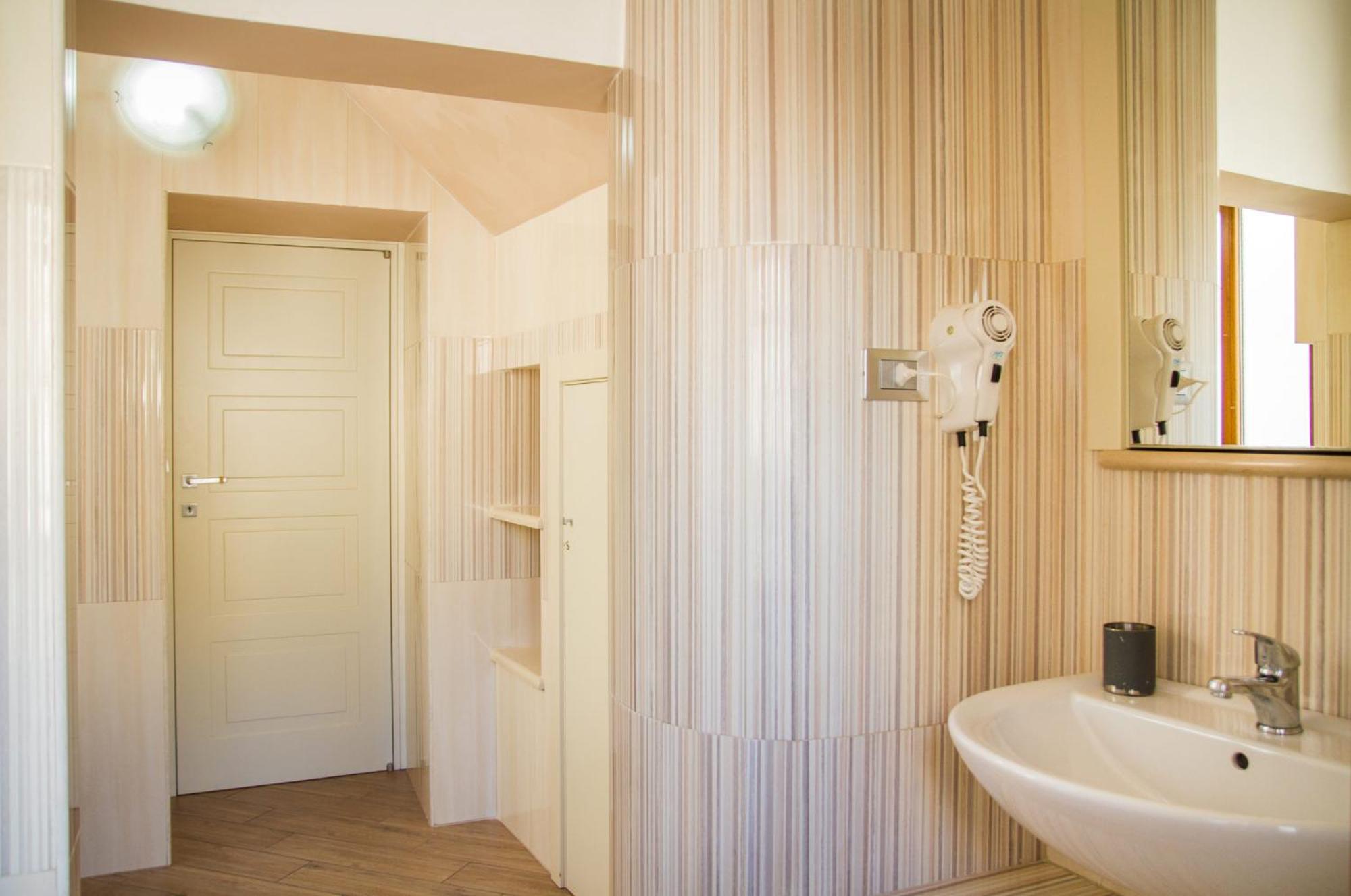 Twin Room with Private Bathroom - Photo 2