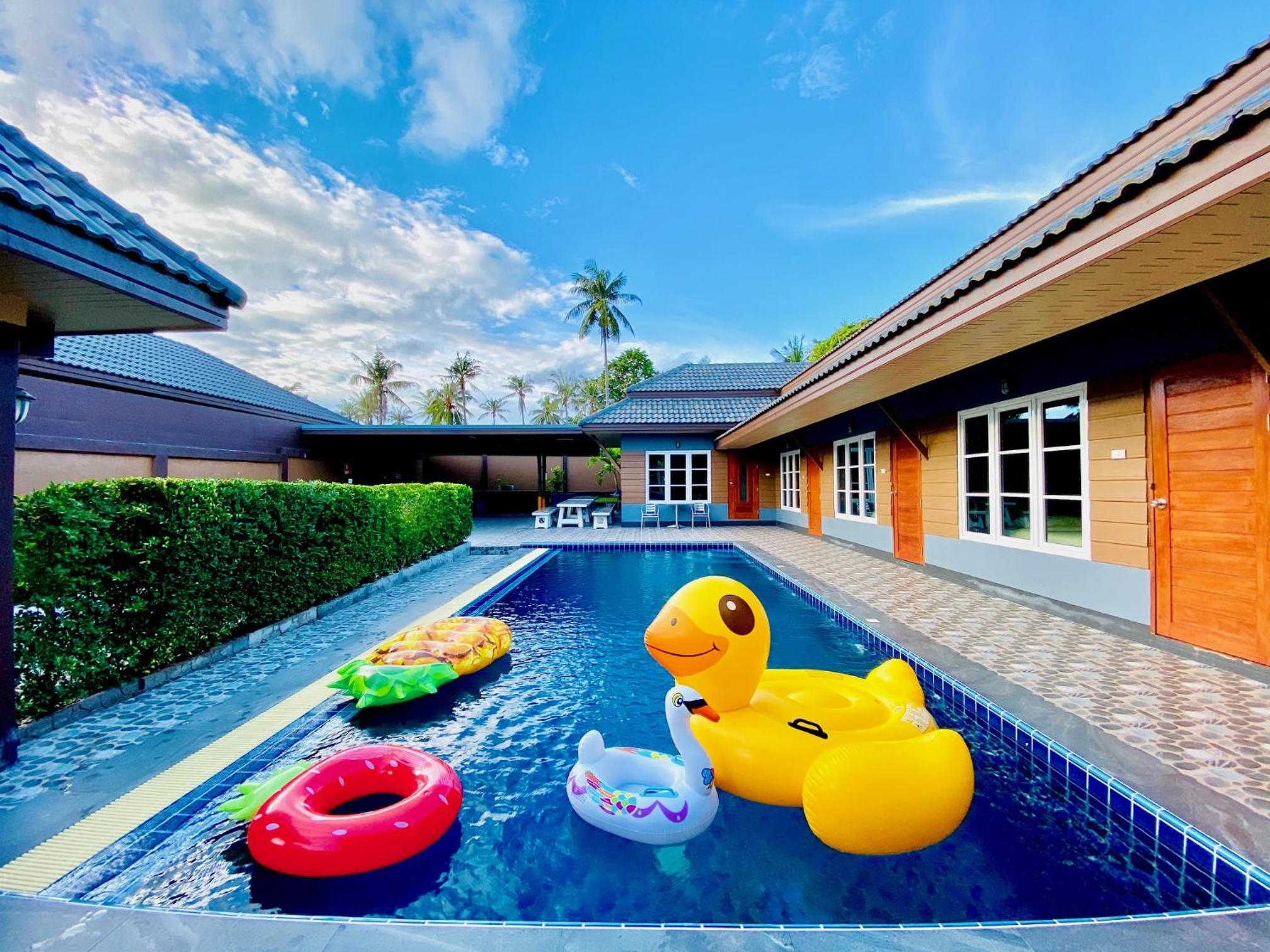 Six-Bedroom House photo 2