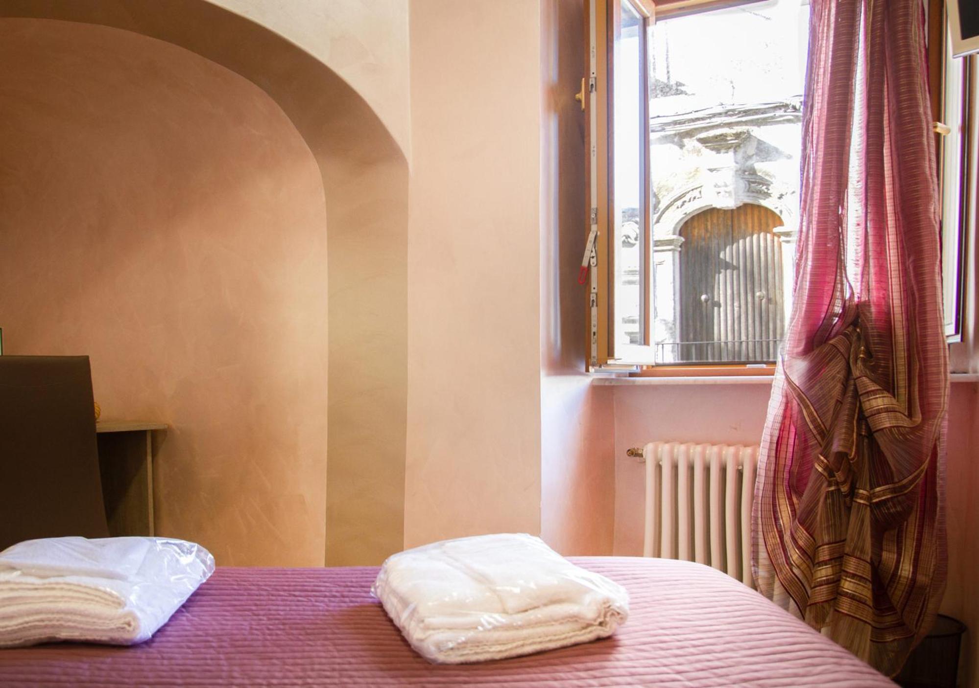 Double Room - Photo 7