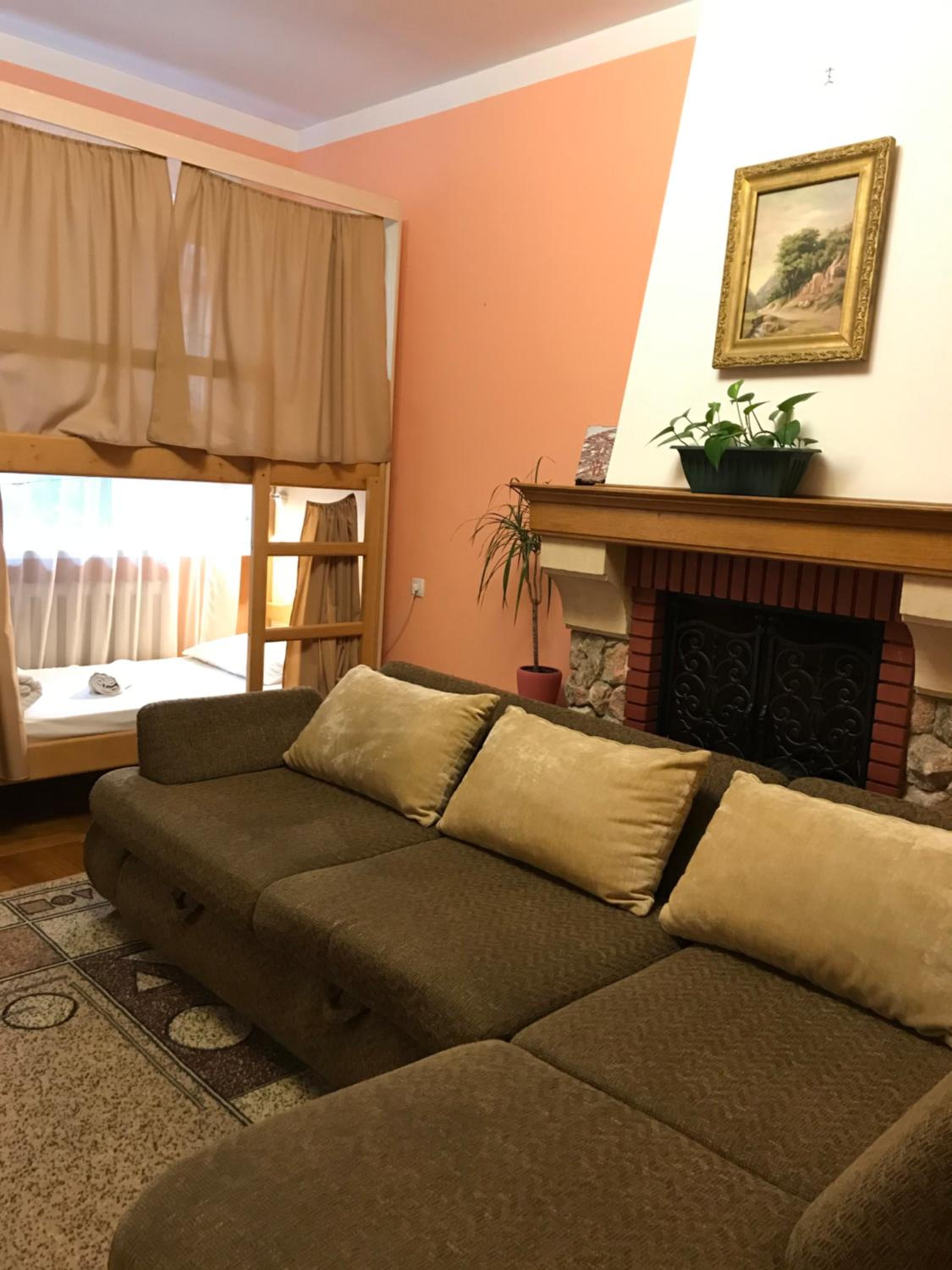 Family Room with Shared Bathroom photo 2