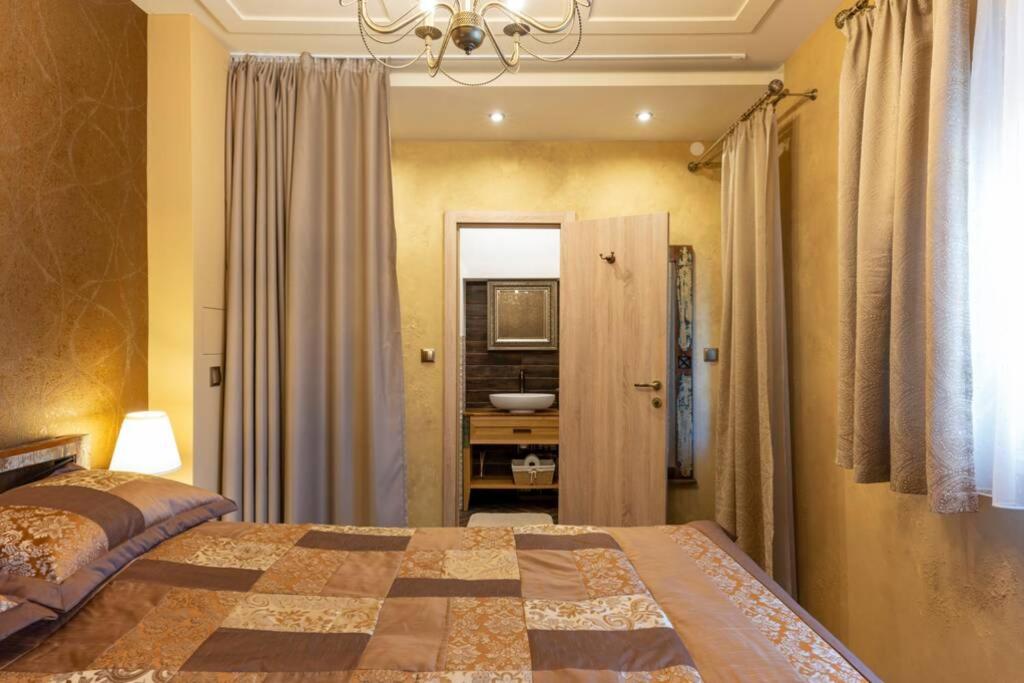 One-Bedroom Apartment - Photo 12