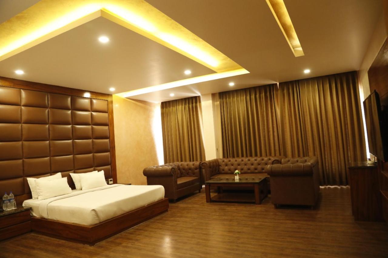 Suite - Photo 1