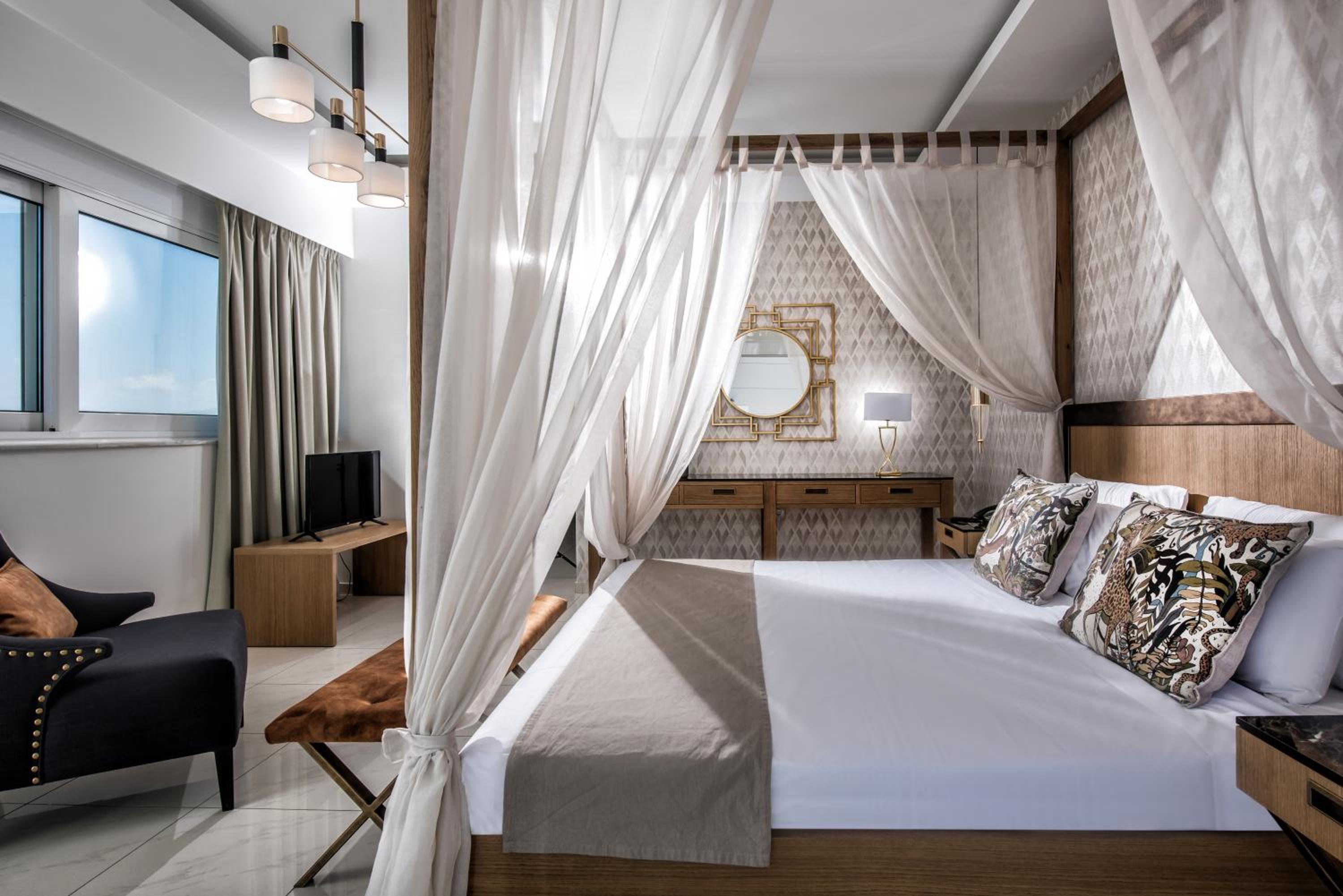 Executive Suite - Photo 8