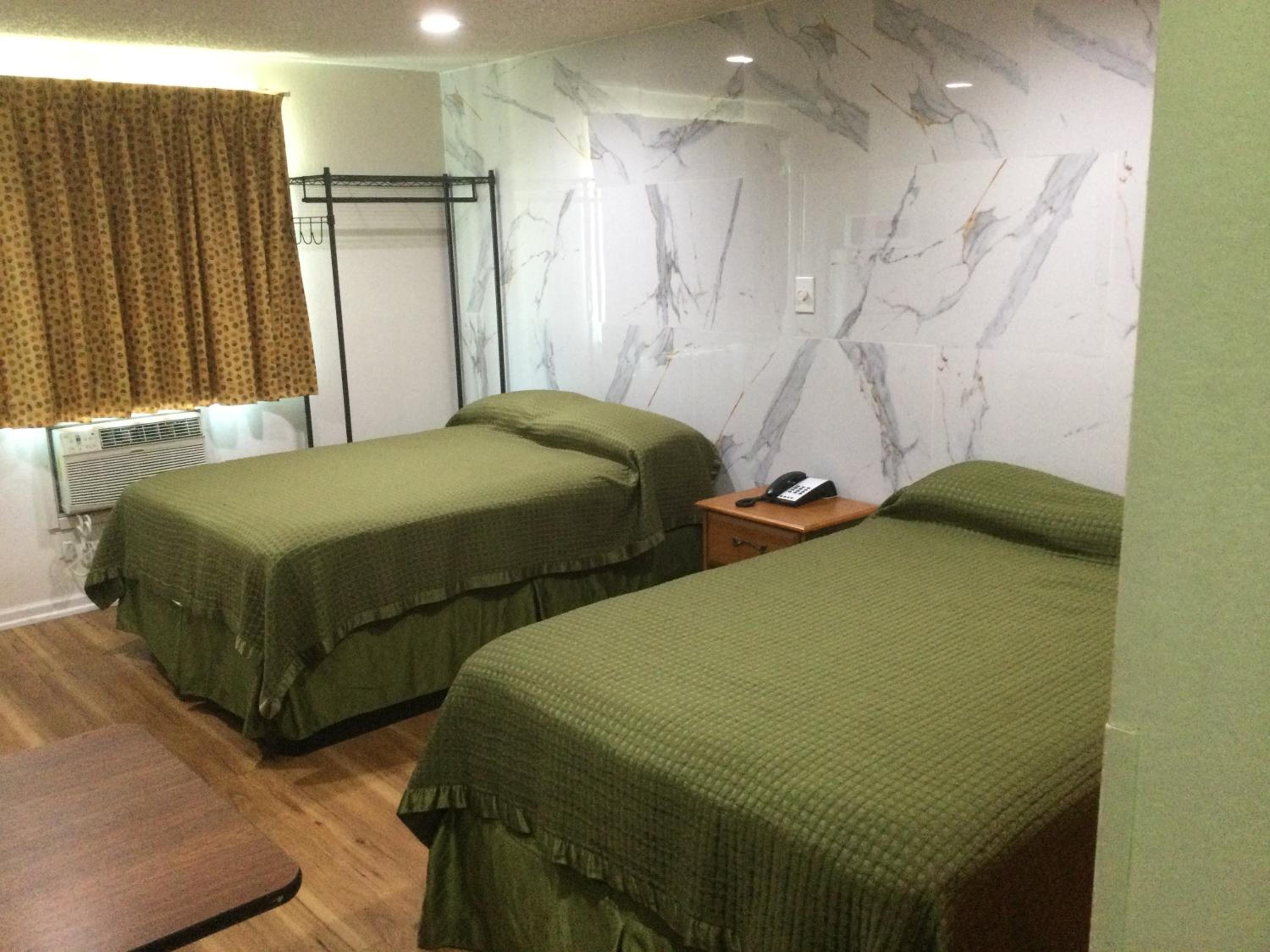 Double Room with Two Double Beds - Smoking photo 3