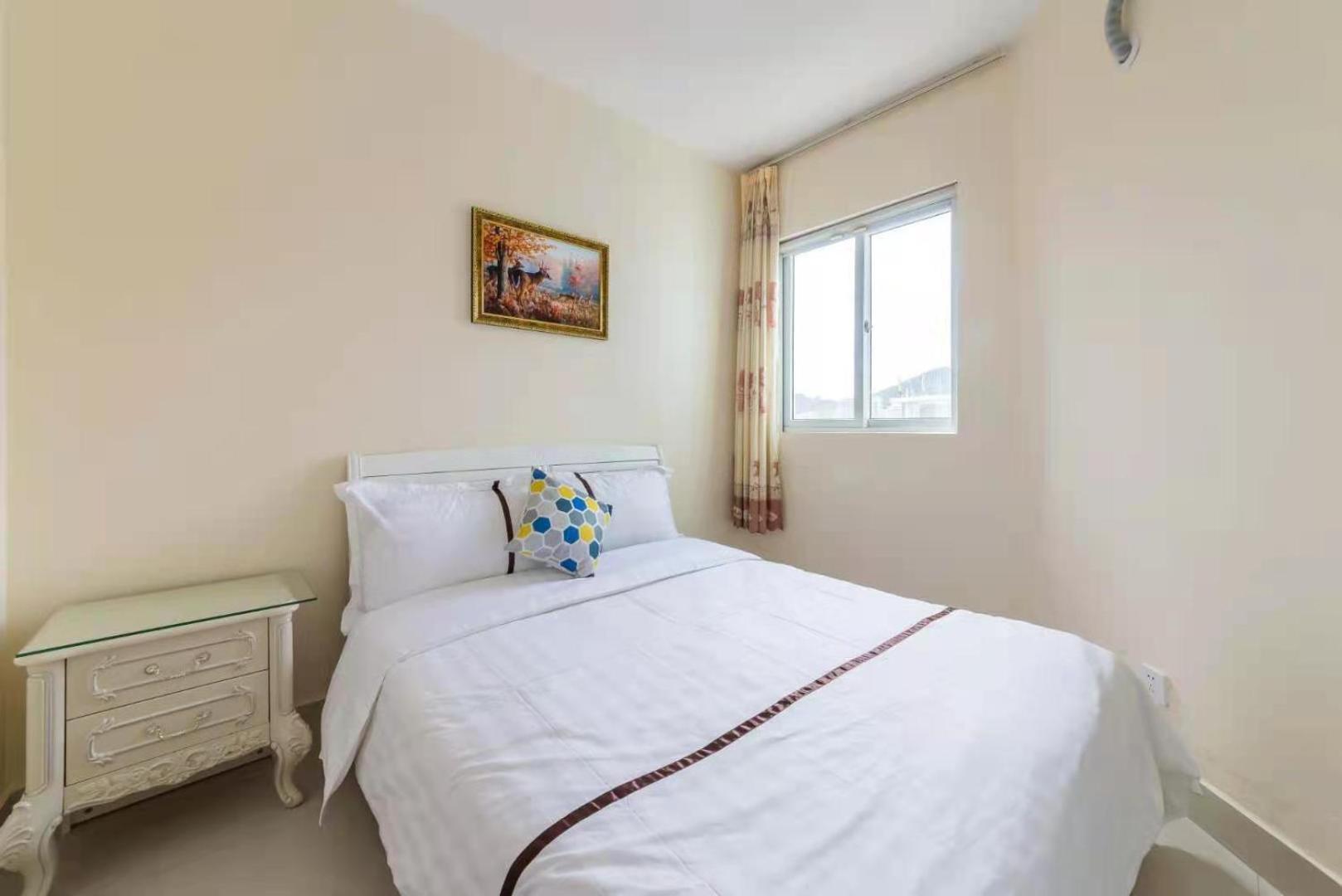 Three-Bedroom Apartment with Sea View - Photo 8