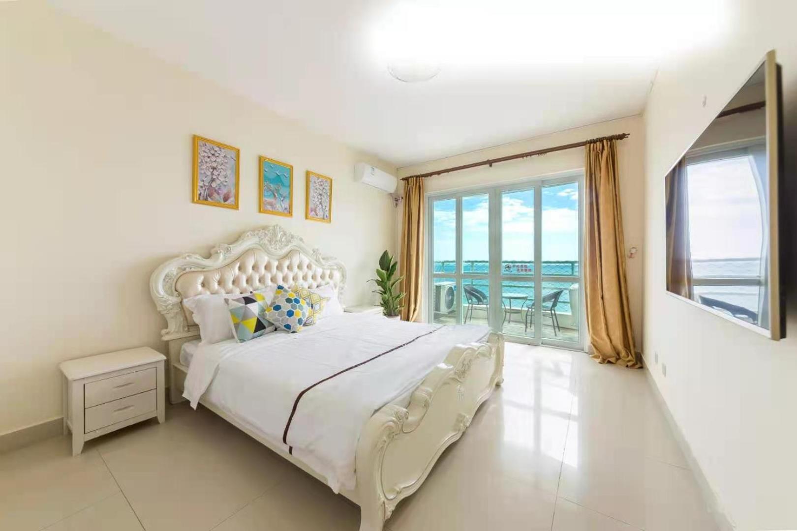 Three-Bedroom Apartment with Sea View - Photo 7