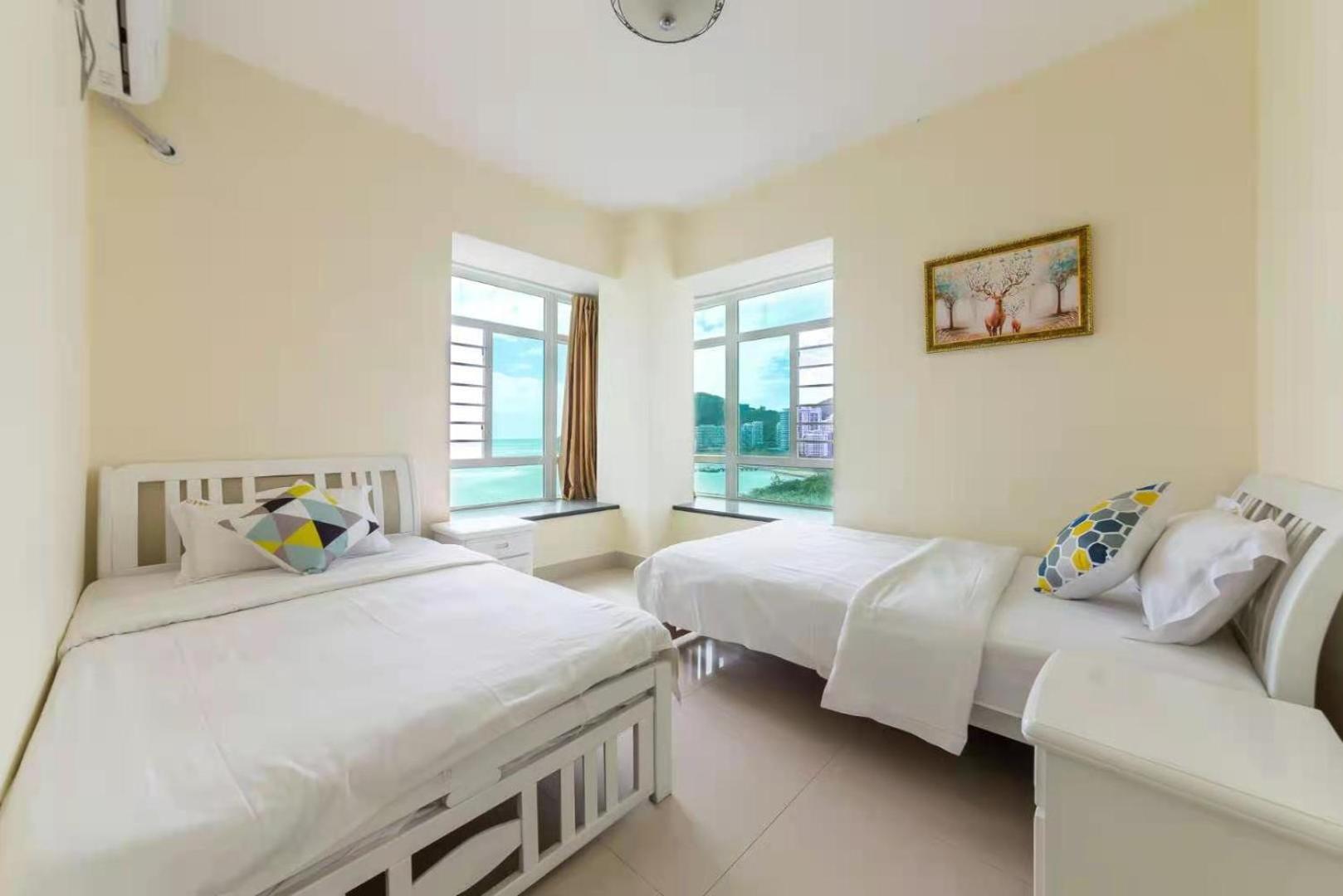 Three-Bedroom Apartment with Sea View - Photo 6
