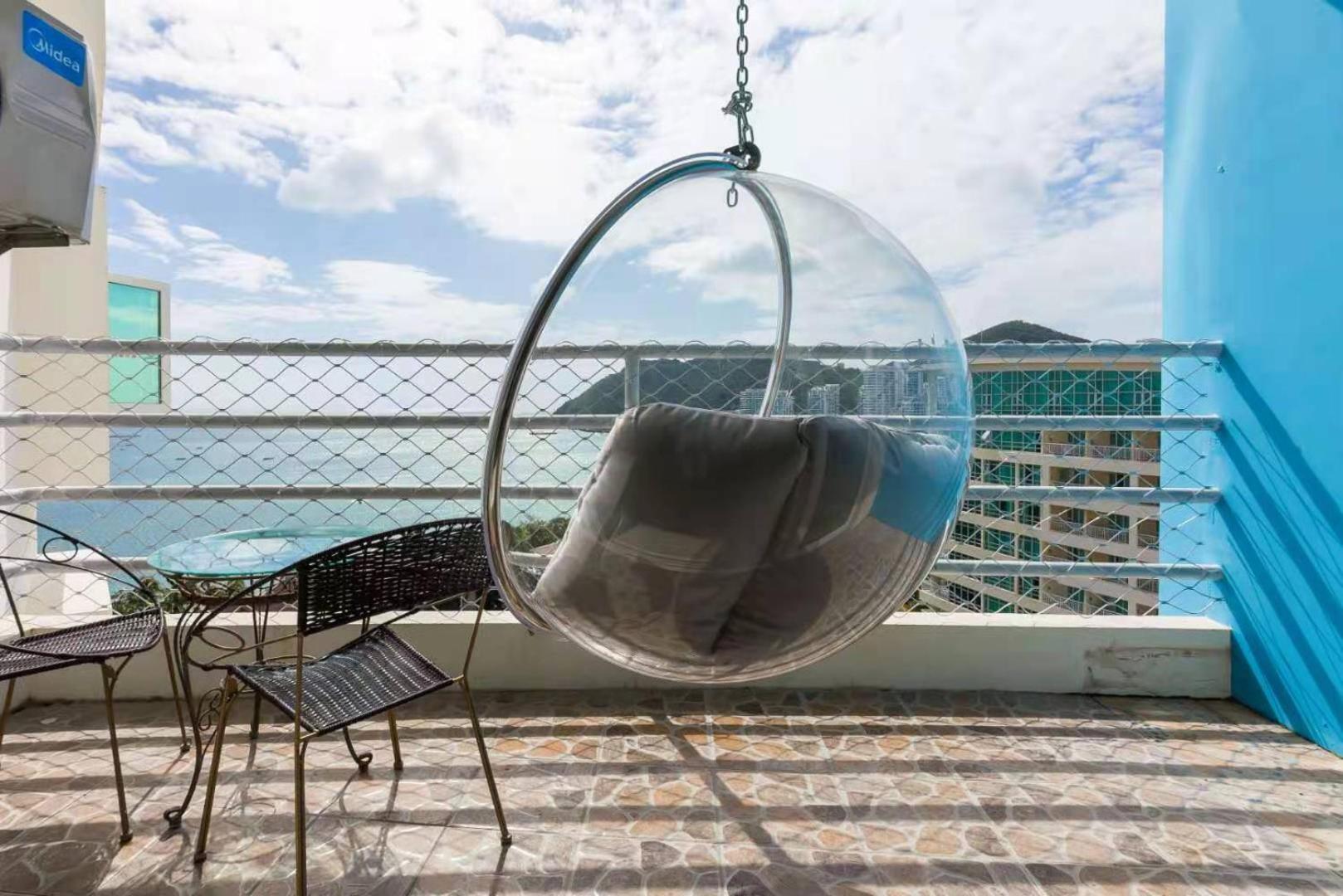 Three-Bedroom Apartment with Sea View - Photo 4
