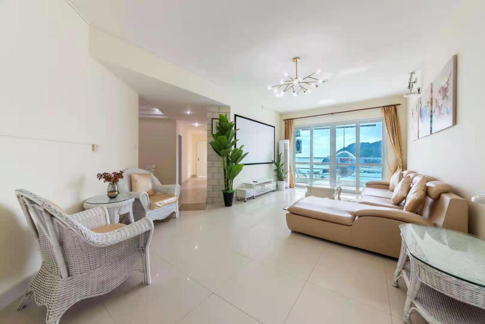 Three-Bedroom Apartment with Sea View - Photo 3