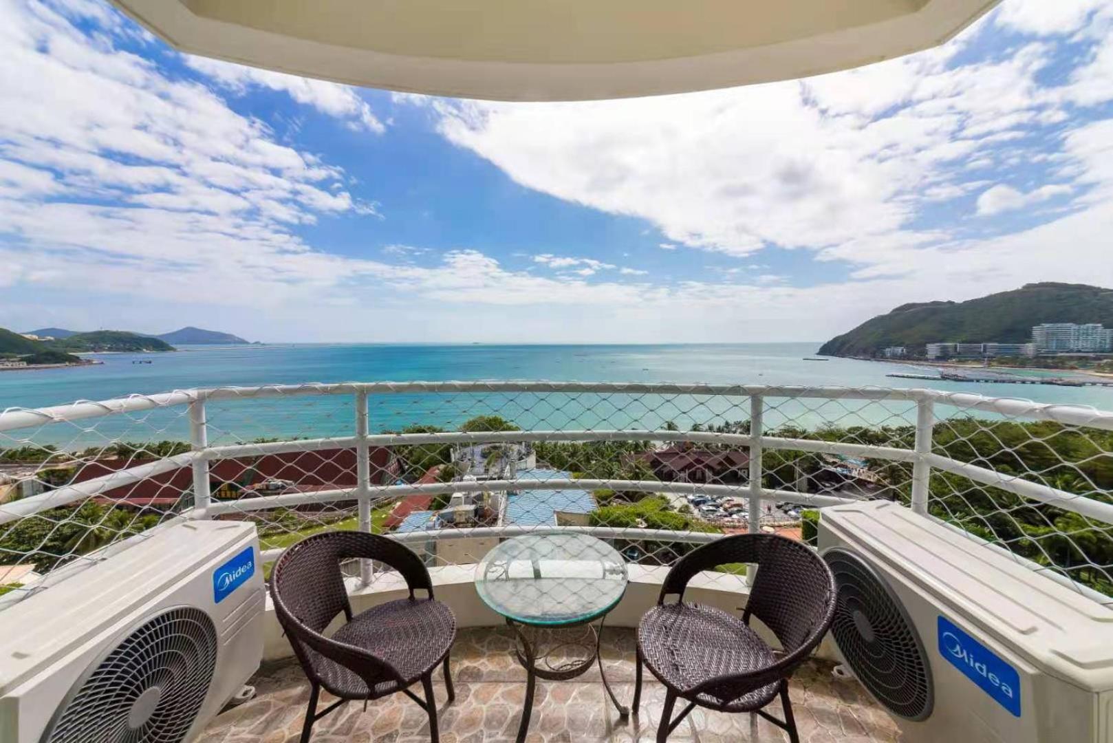 Three-Bedroom Apartment with Sea View - Photo 2