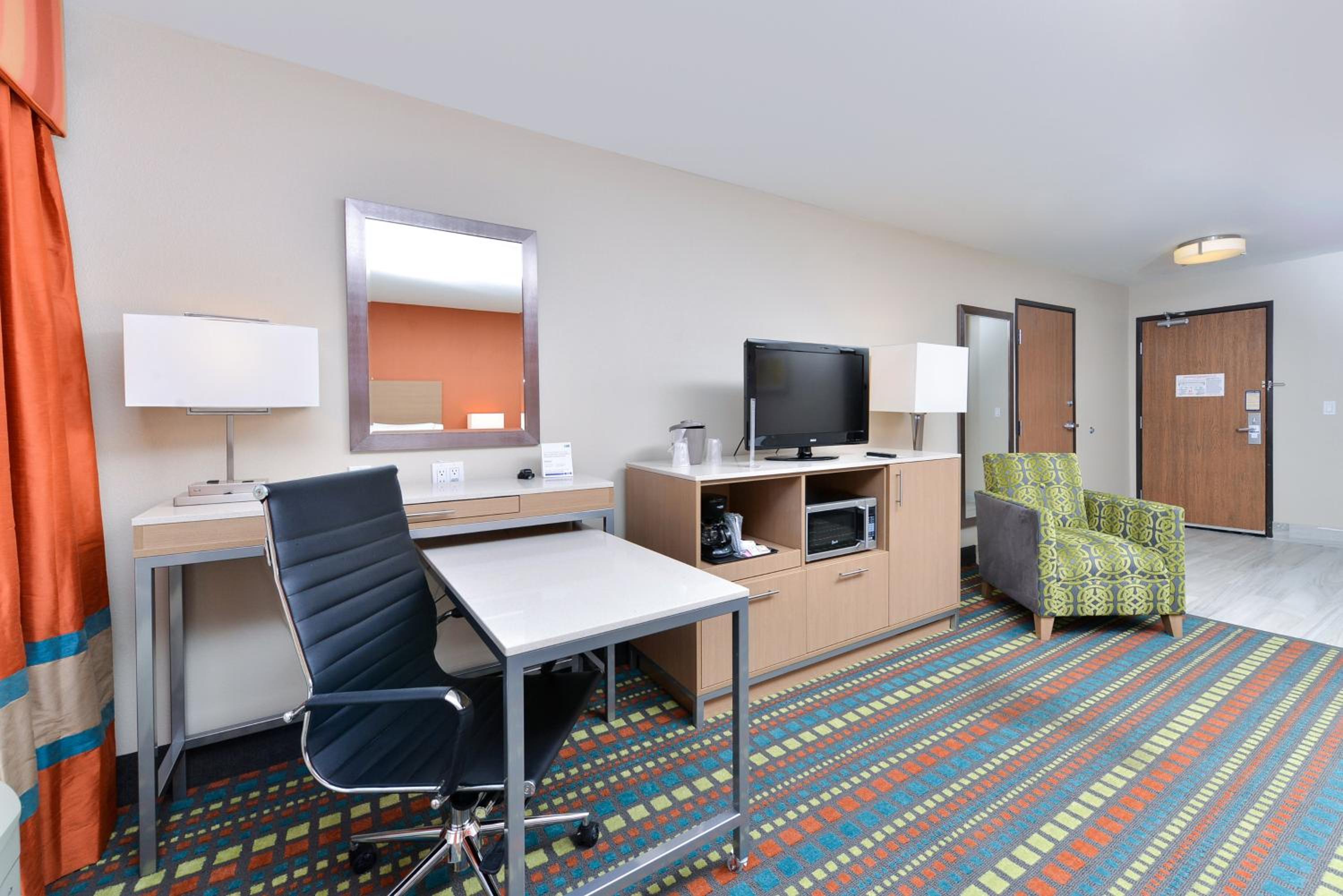 Standard King Room - Photo 7