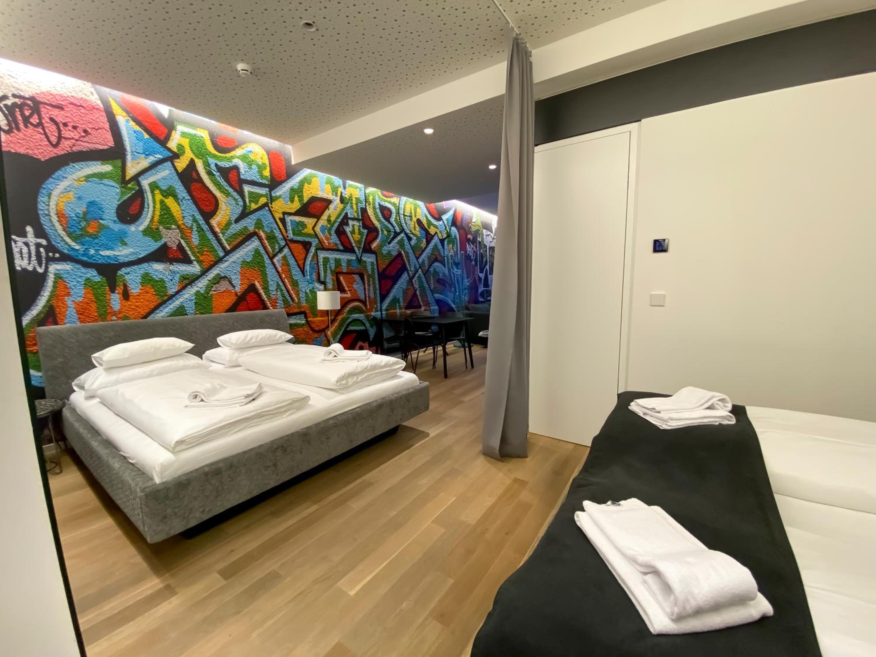 Large Deluxe Apartment - Photo 3