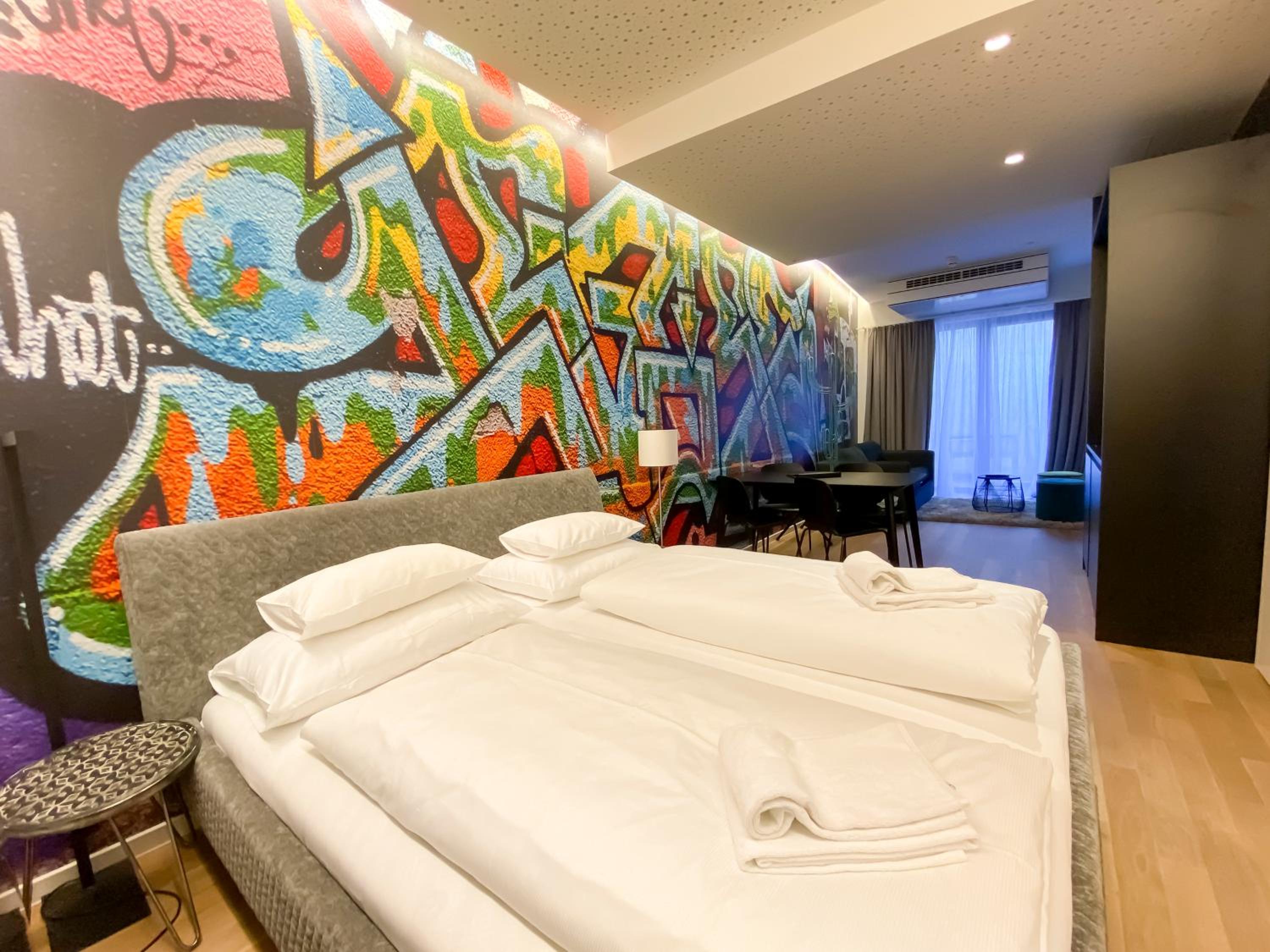 Large Deluxe Apartment - Photo 2