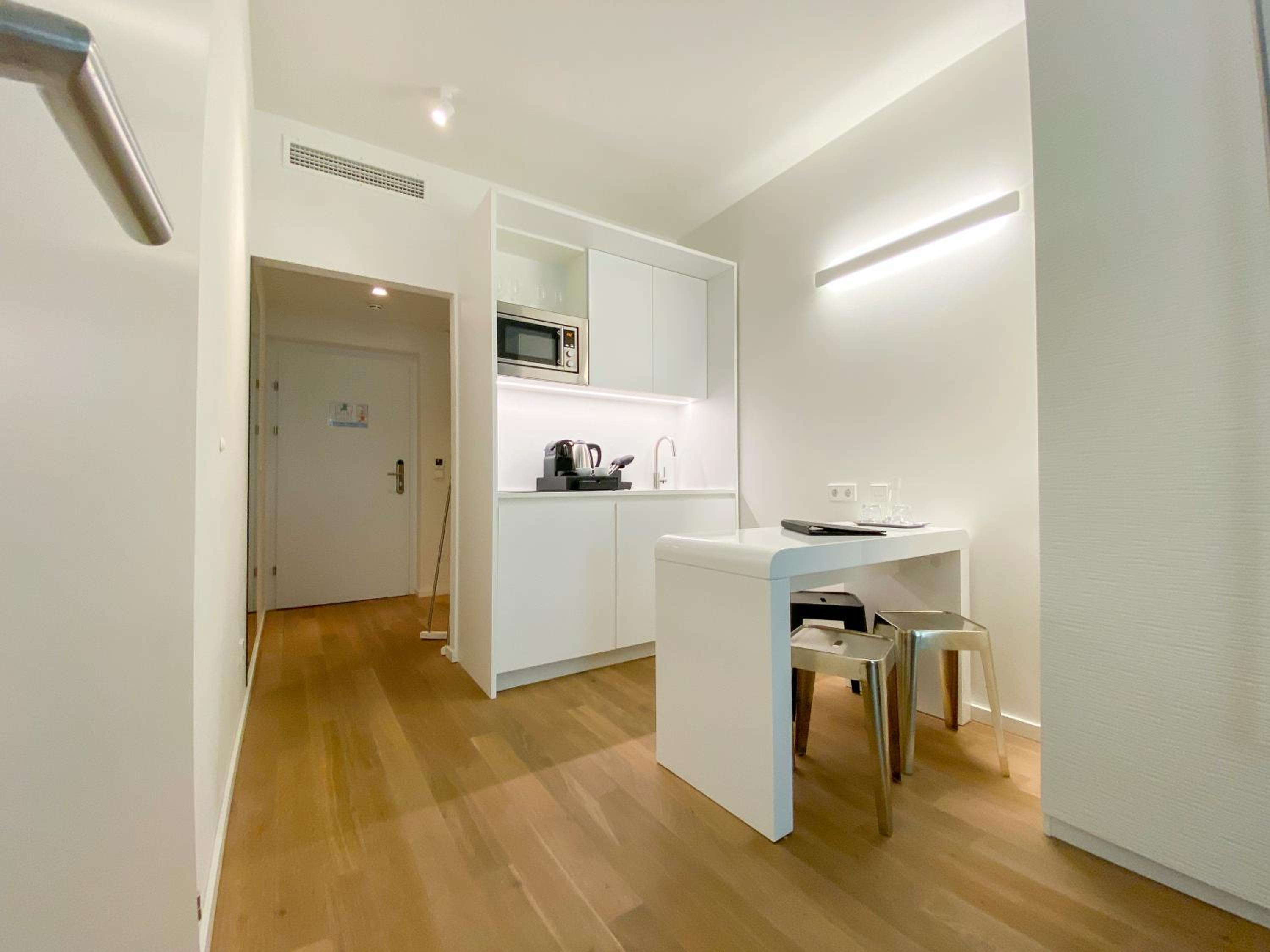 Large Apartment - Photo 18
