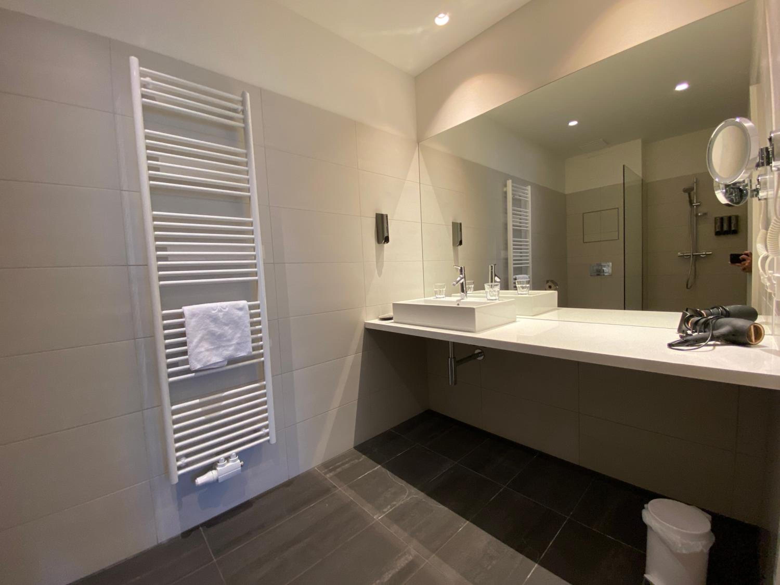 Large Apartment - Photo 3