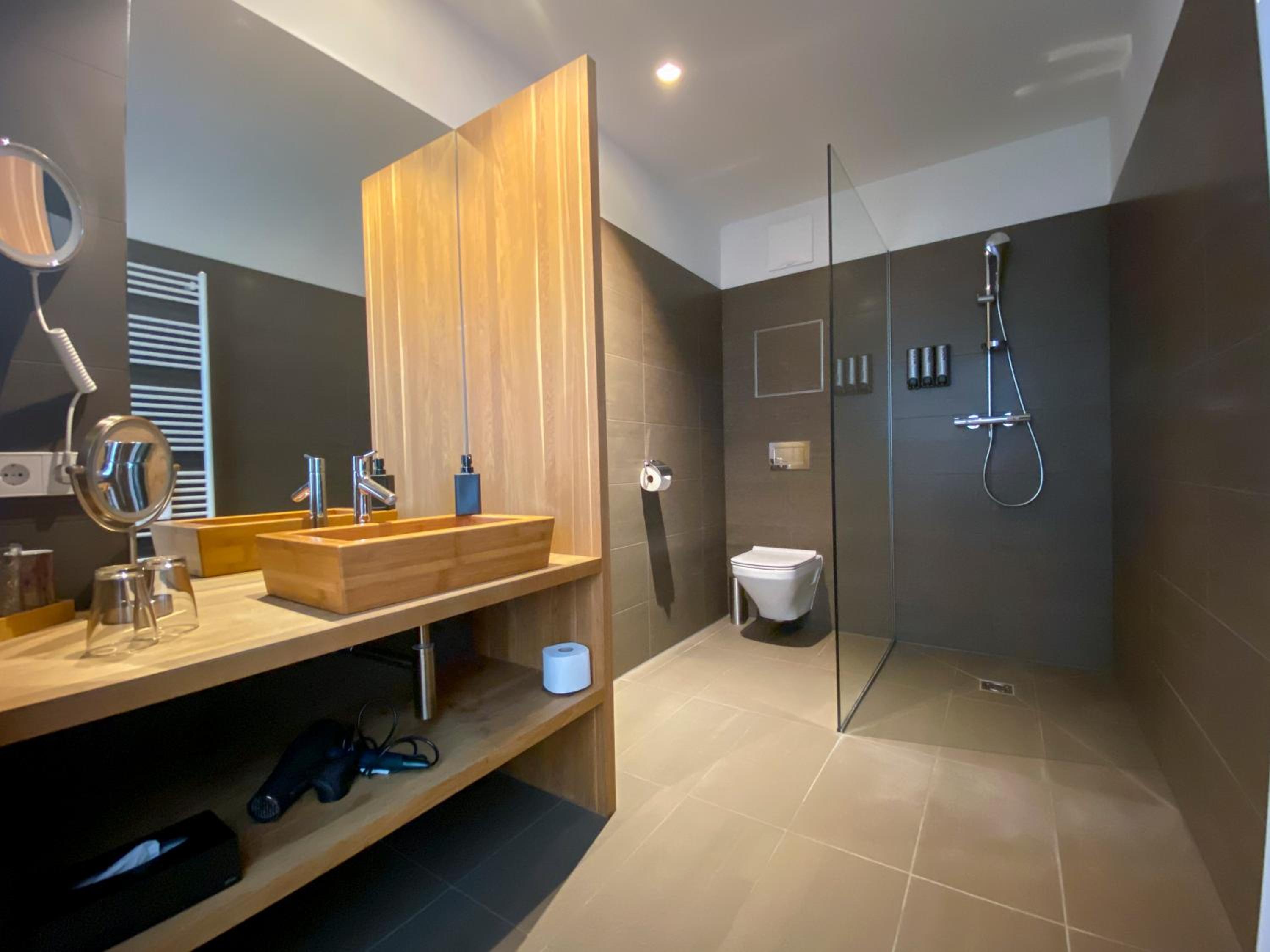 Large Apartment - Photo 11