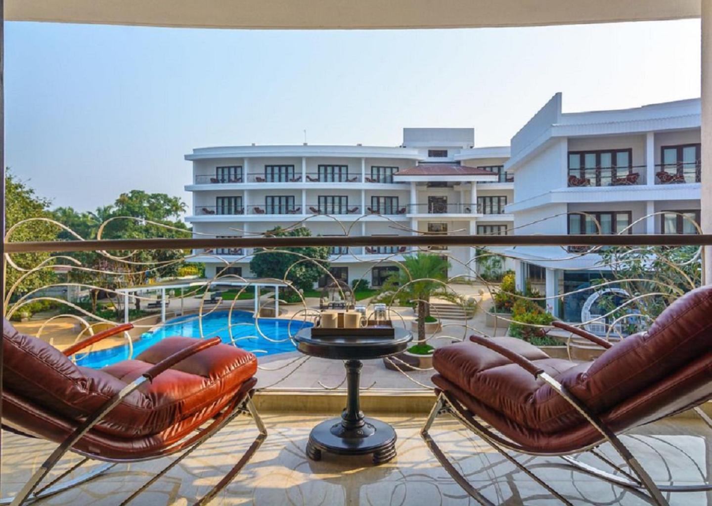 Premium Room with Pool View and Balcony photo 3