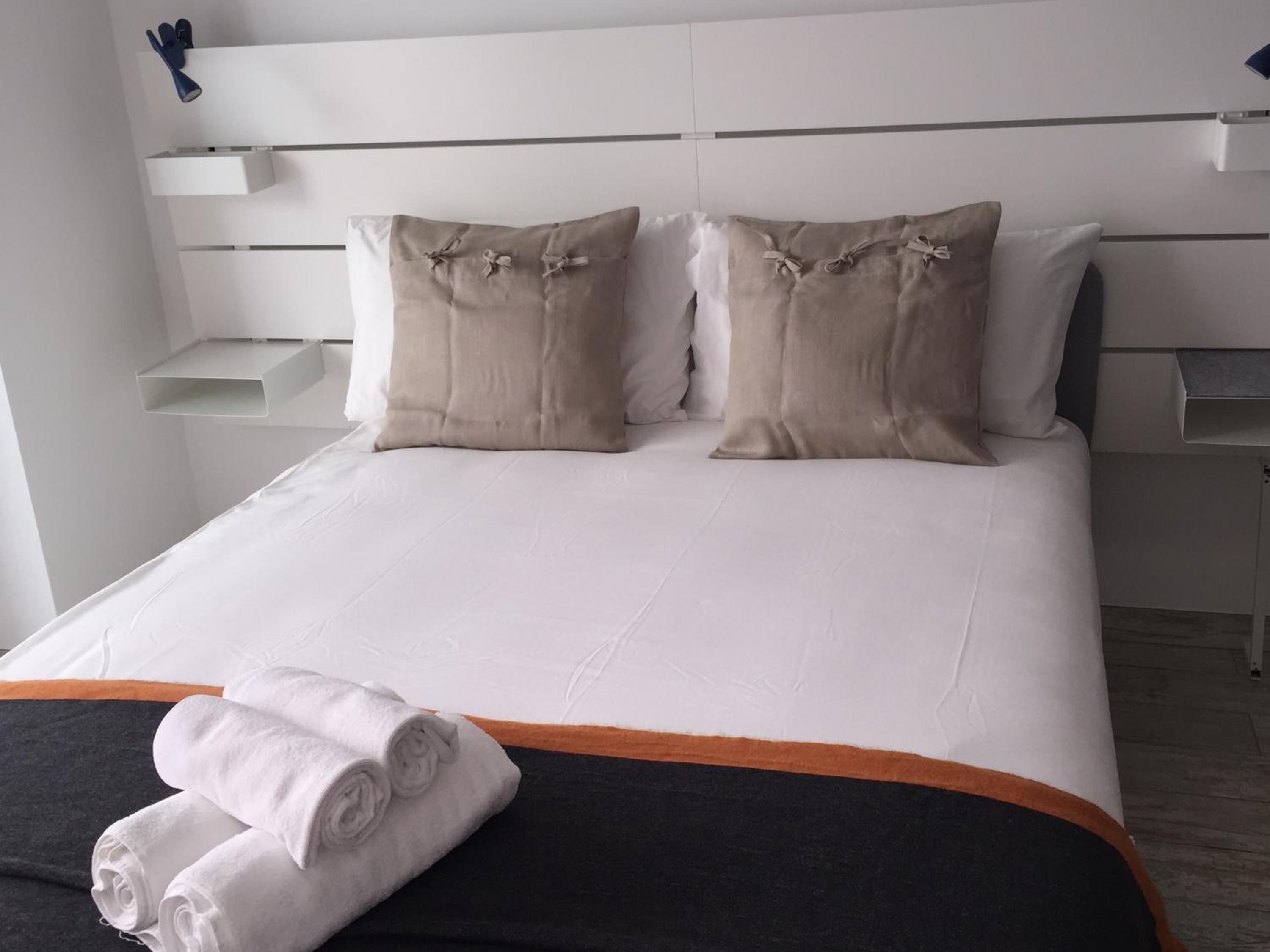 One-Bedroom Apartment - Photo 2