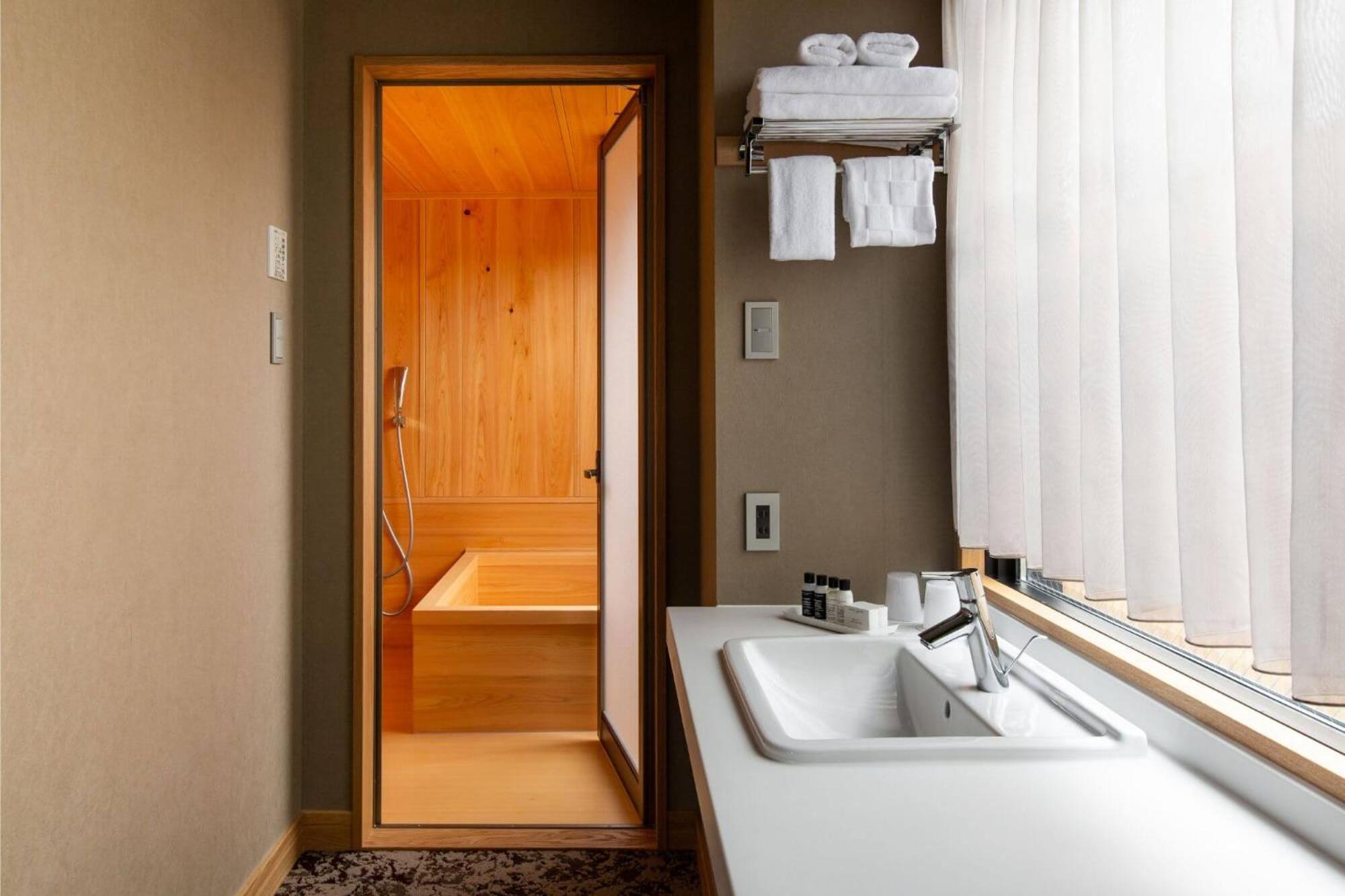 Suite with City View - Photo 16