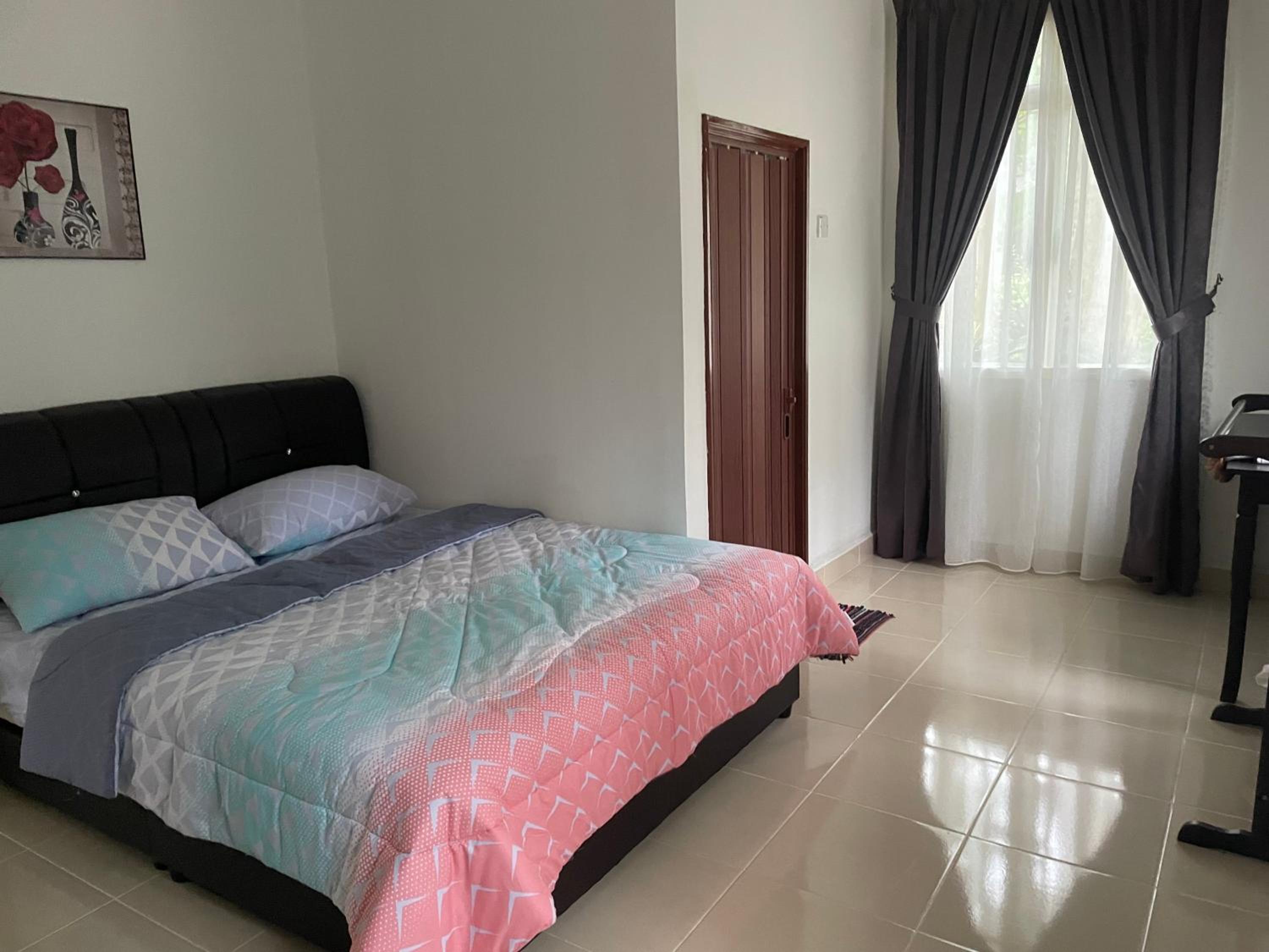 Three-Bedroom House photo 3