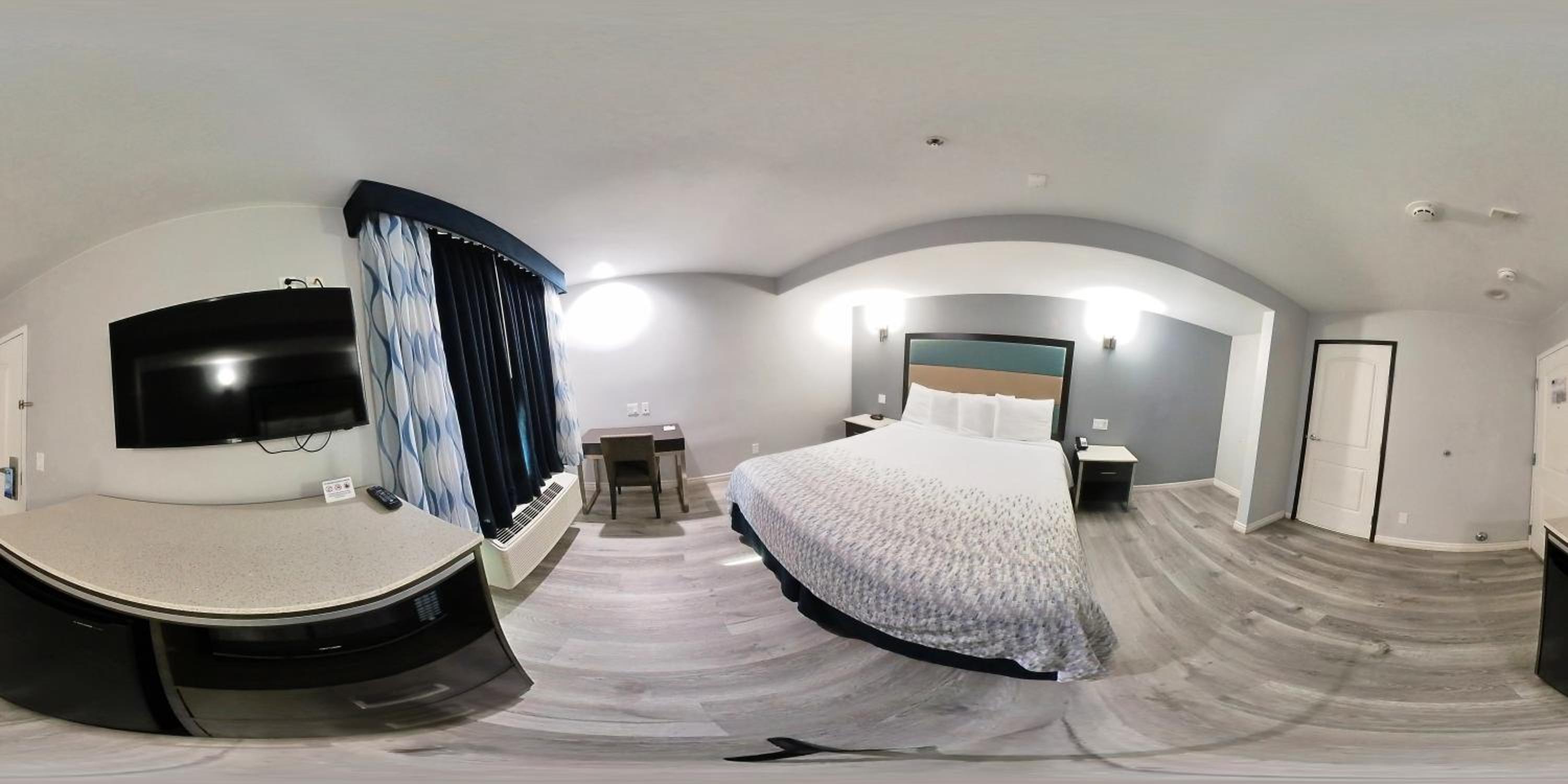 Queen Room with Roll-In Shower - Mobility Accessible/Non-Smoking photo 1