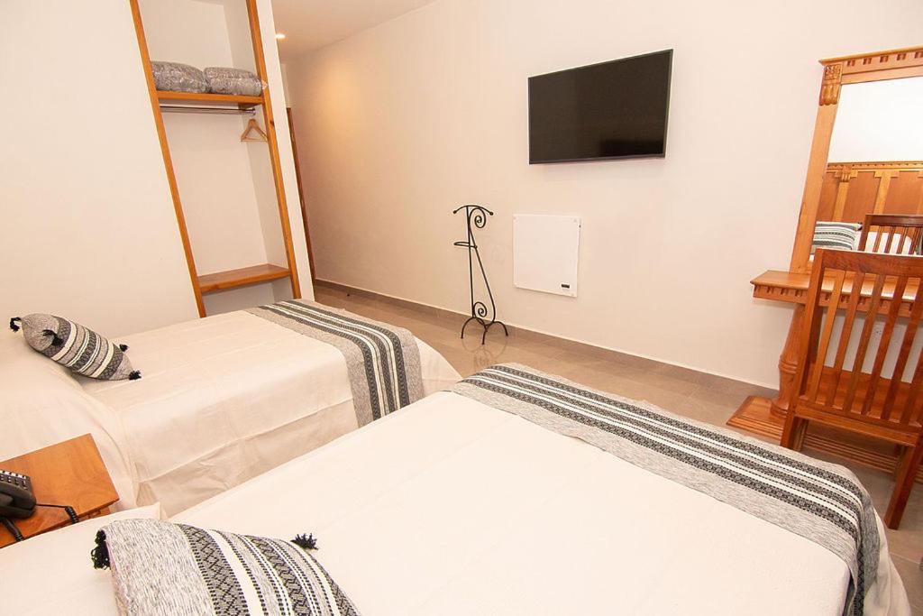 Deluxe Queen Room with Two Queen Beds - Photo 6