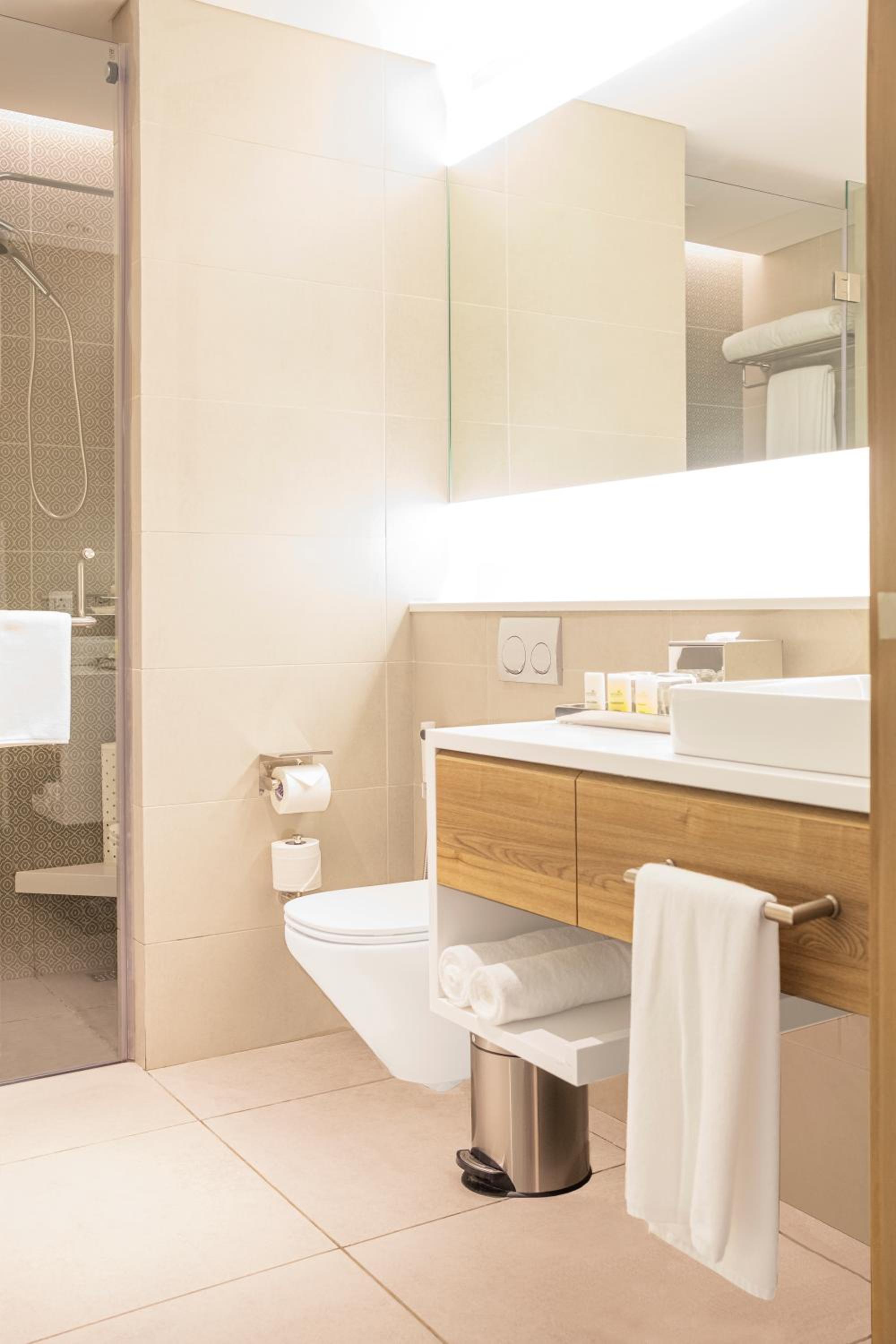 King Room with Sofa Bed,15% disc on Food, Soft Beverages & Laundry - Photo 3