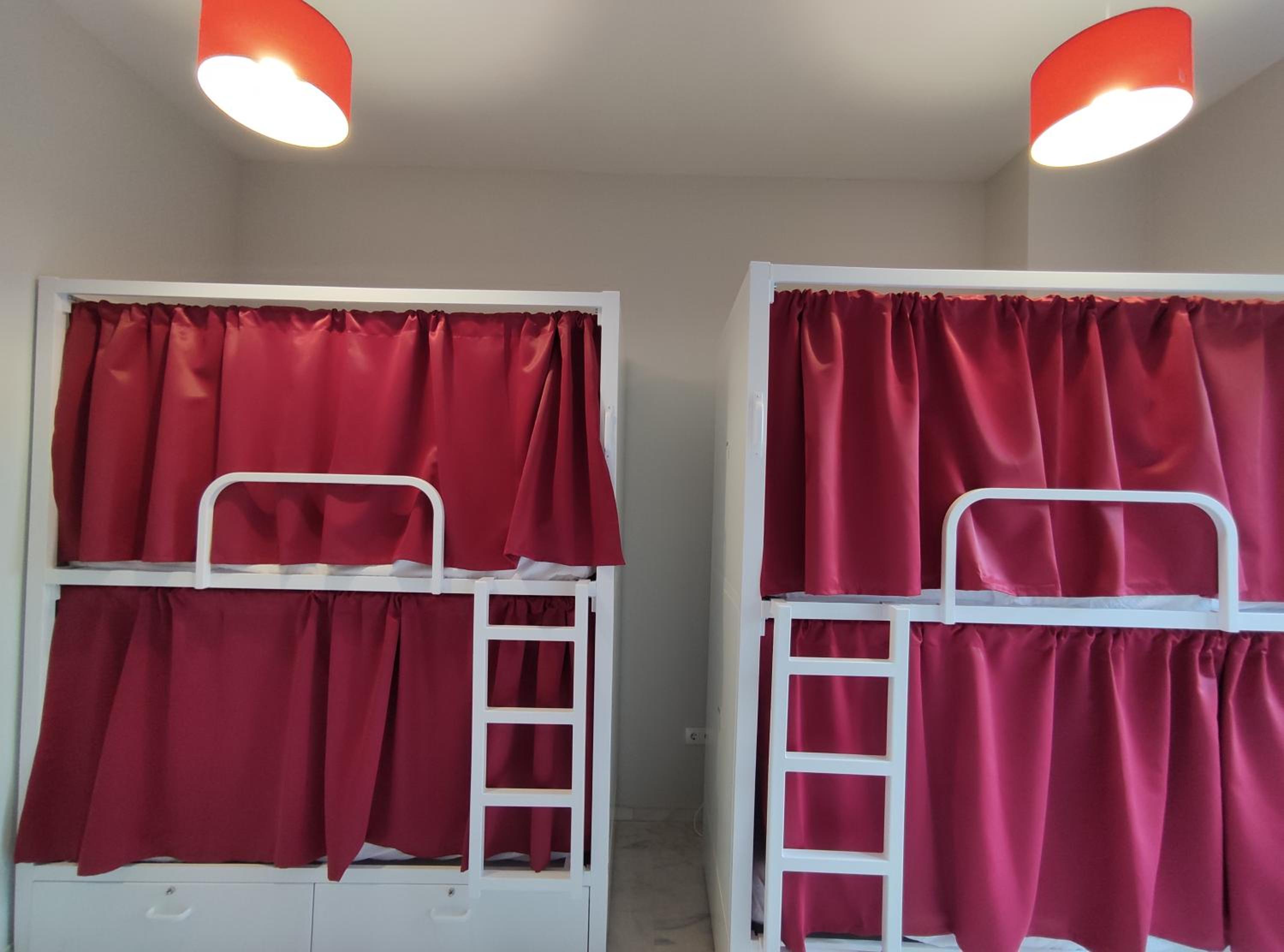 Cama en habitación compartida de 4 camas para mujeres.