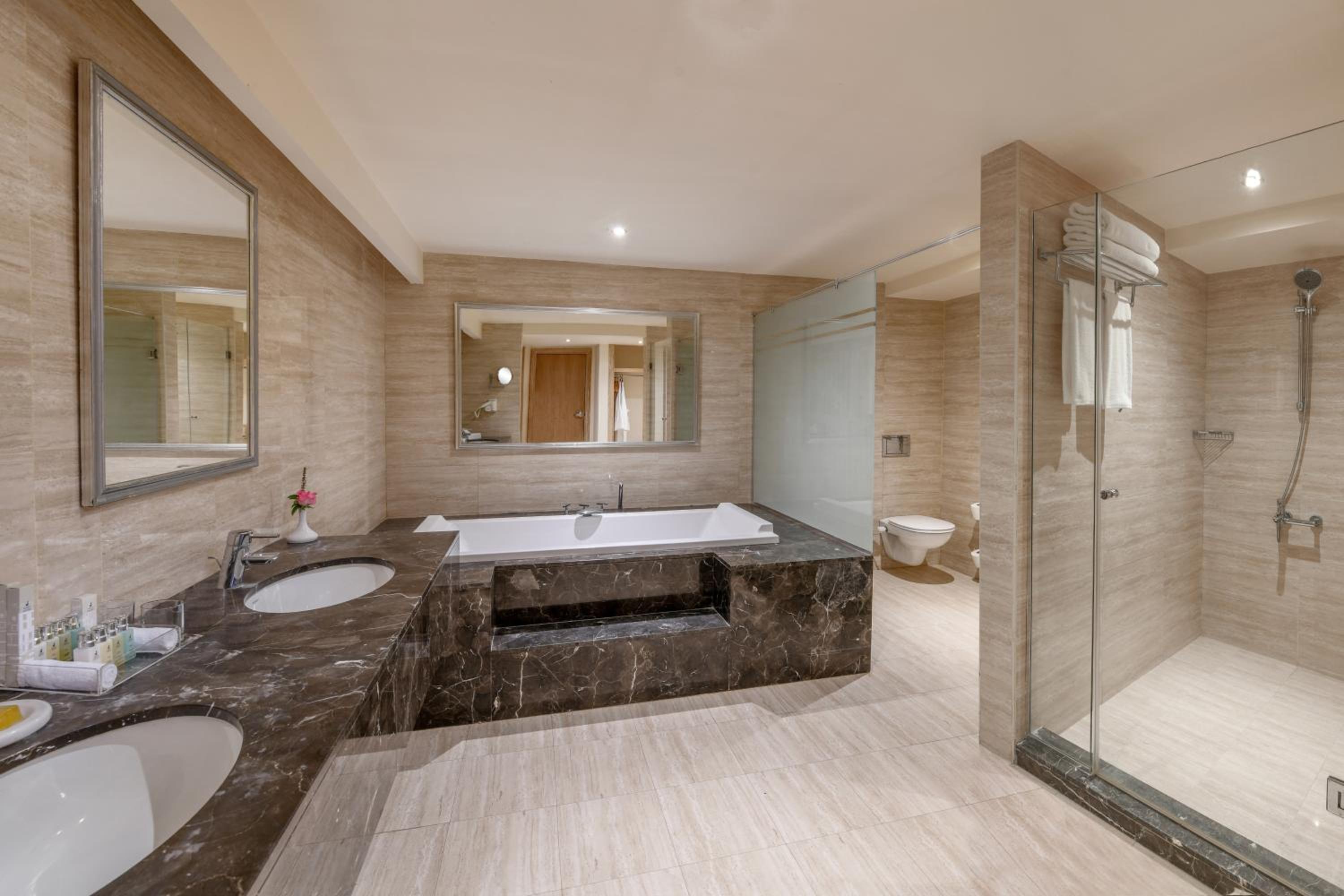 Executive Suite Queen Bed Garden View