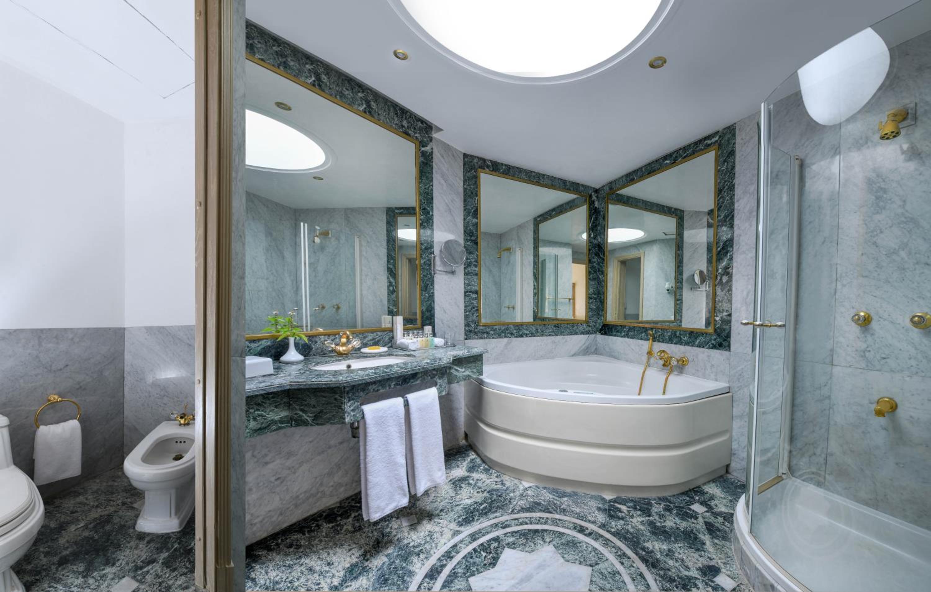 Royal Suite Queen Bed Sea View