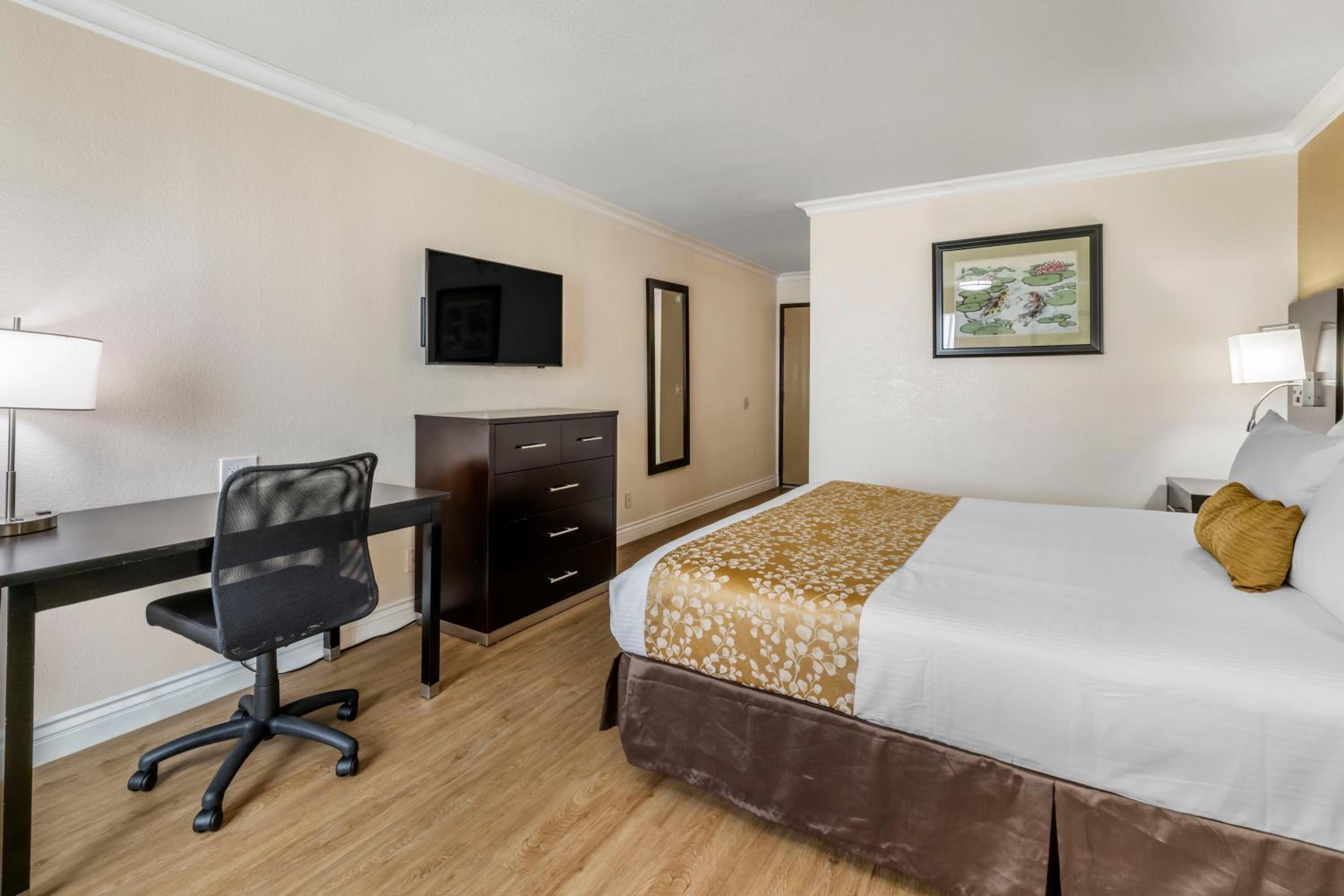 King Room - Non-Smoking - Photo 4