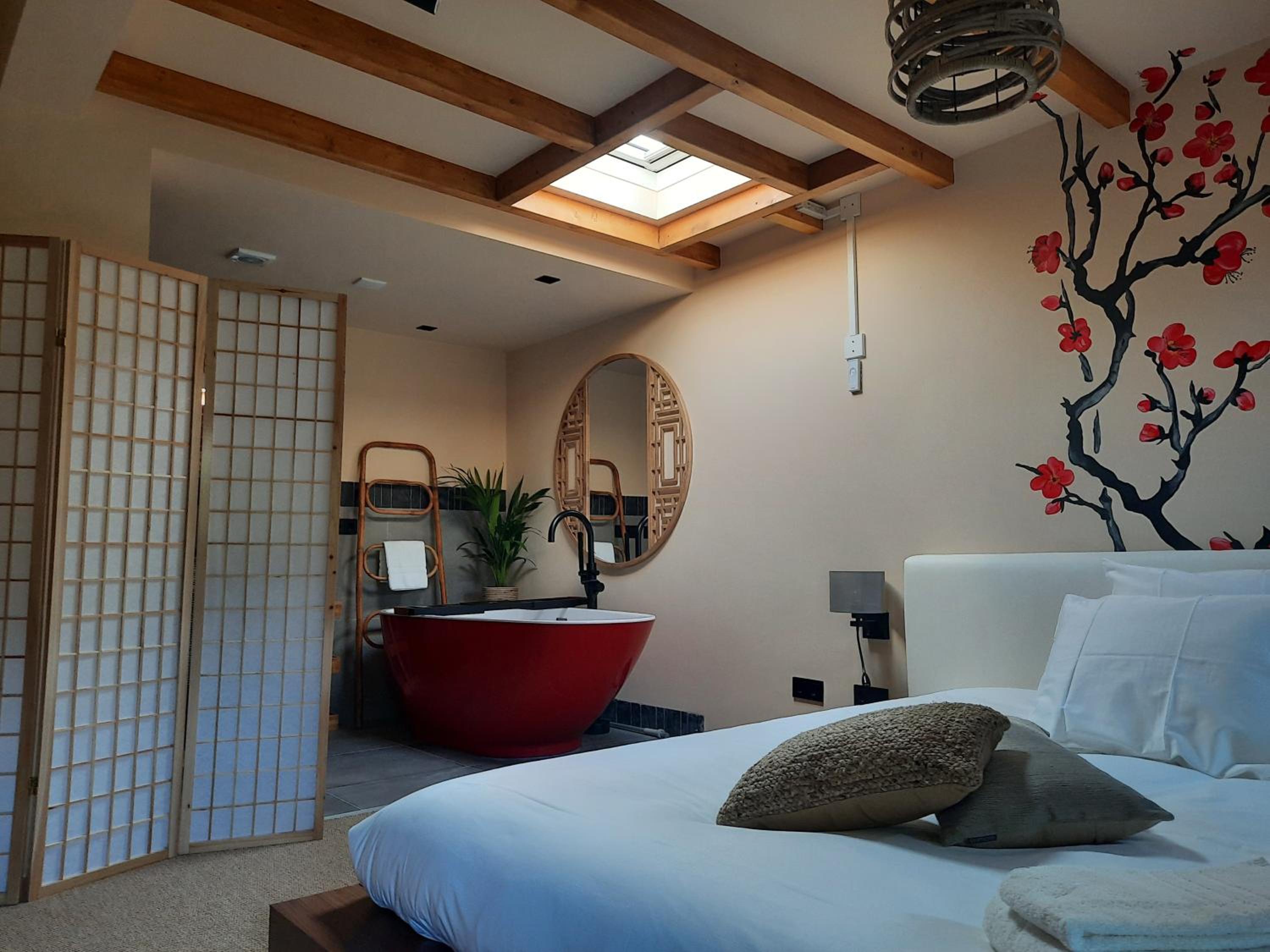 Deluxe Double Room with Bath - Photo 4