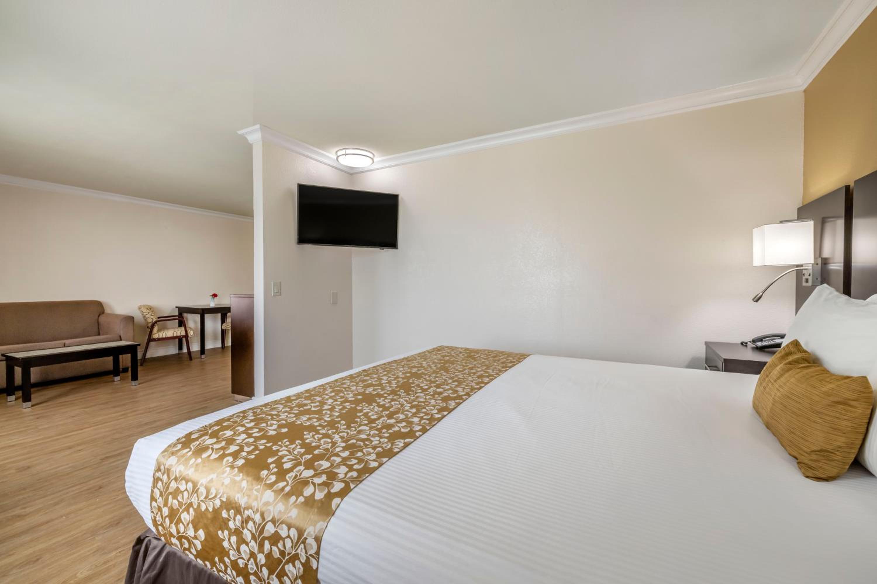 King Suite - Photo 6