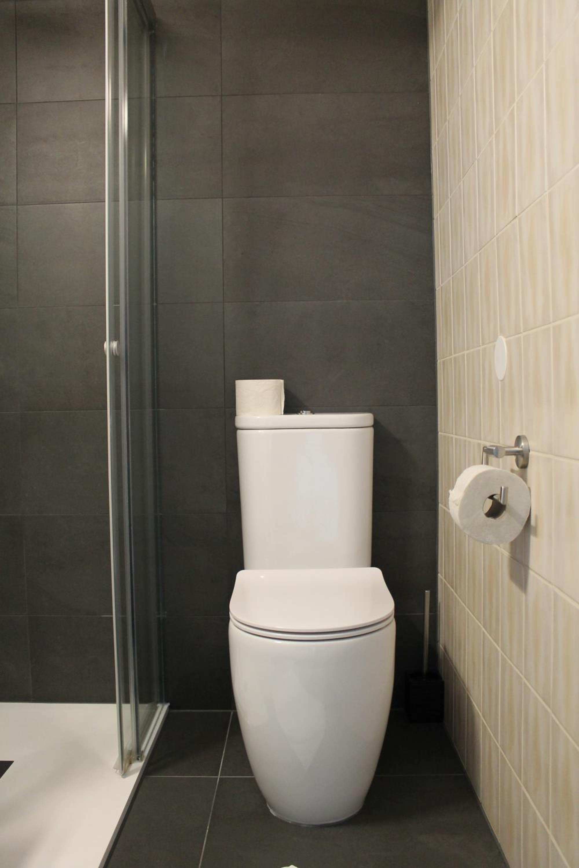 Large Double Room - Photo 4