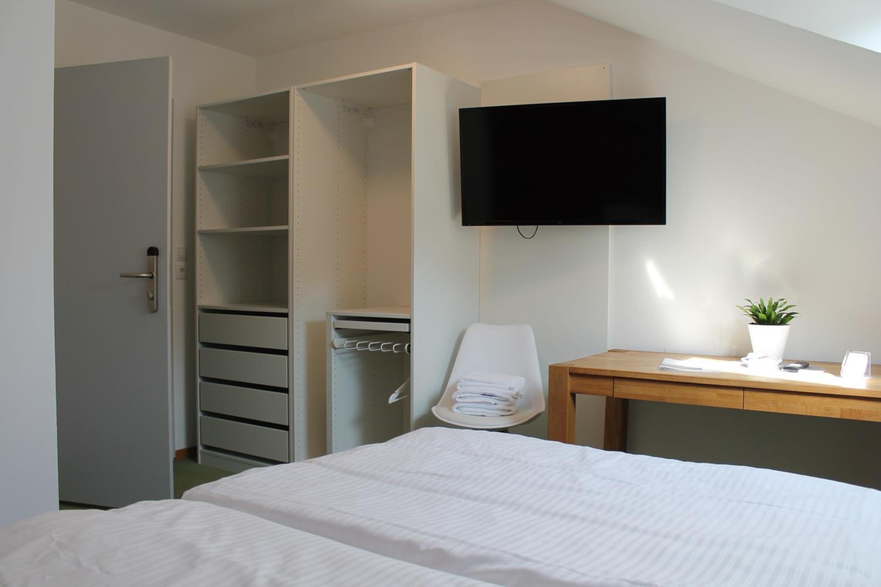 Large Double Room - Photo 6