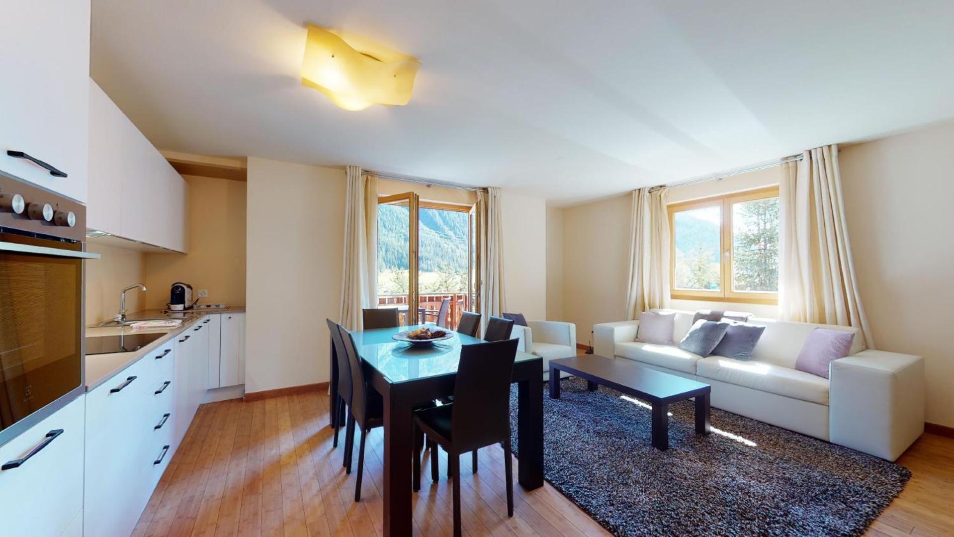 Apartment with Balcony photo 1