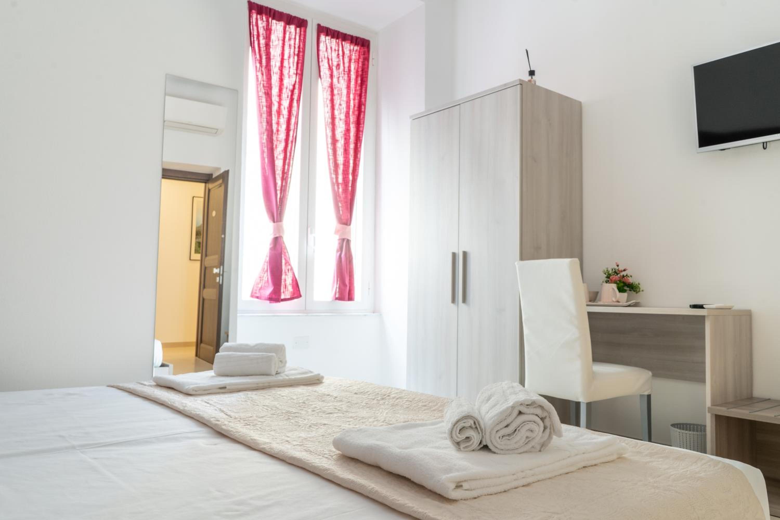 Double Room with Private External Bathroom - Photo 8